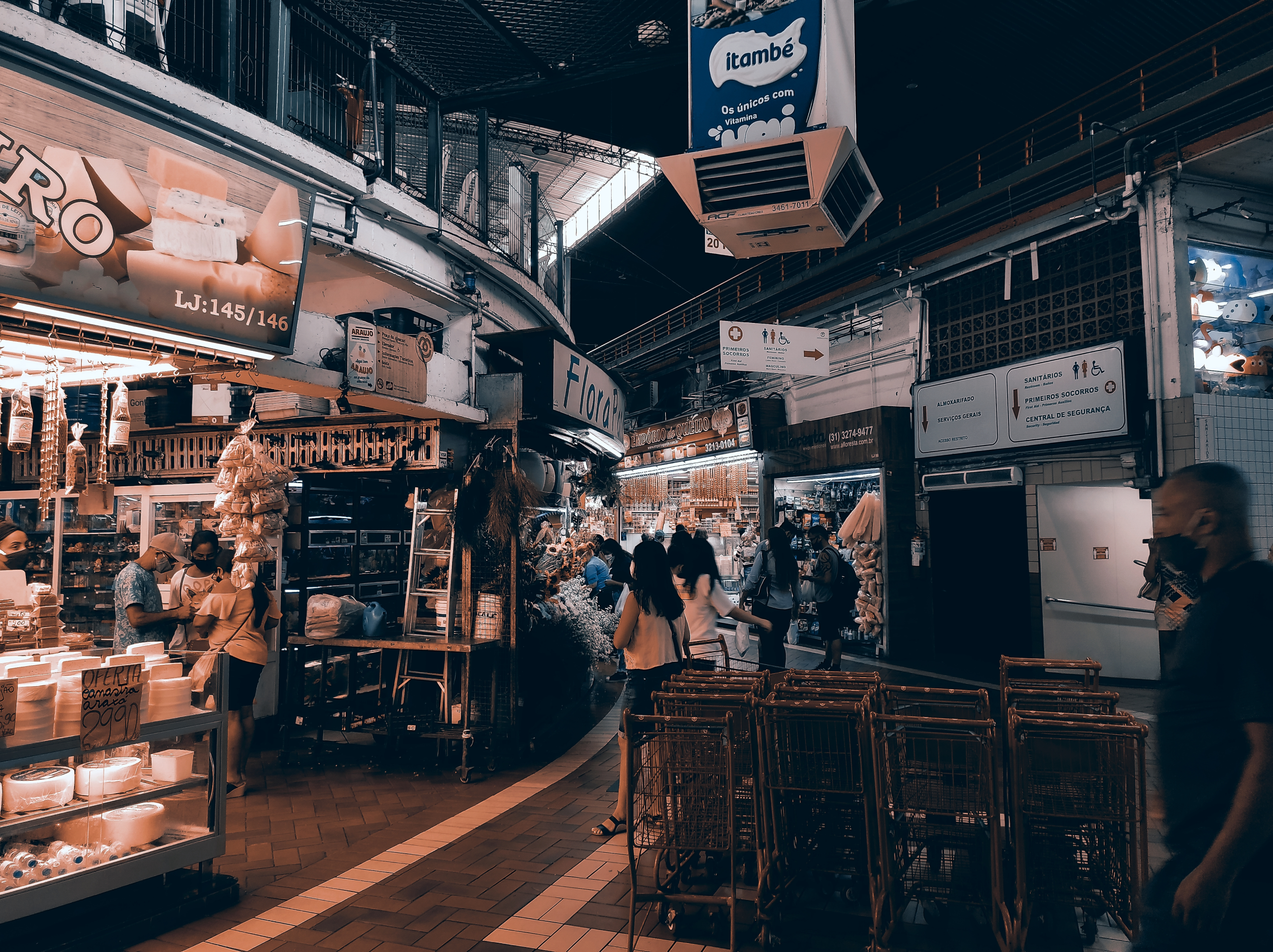 Marché couvert dynamique avec étals et acheteurs