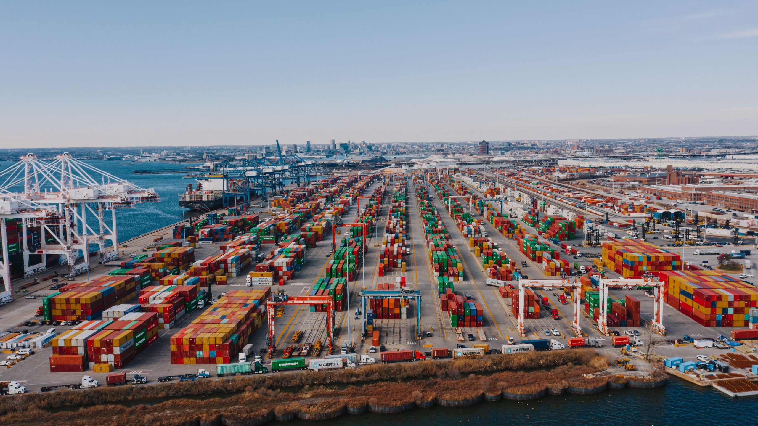 Conteneurs cargo et grues portuaires rivière