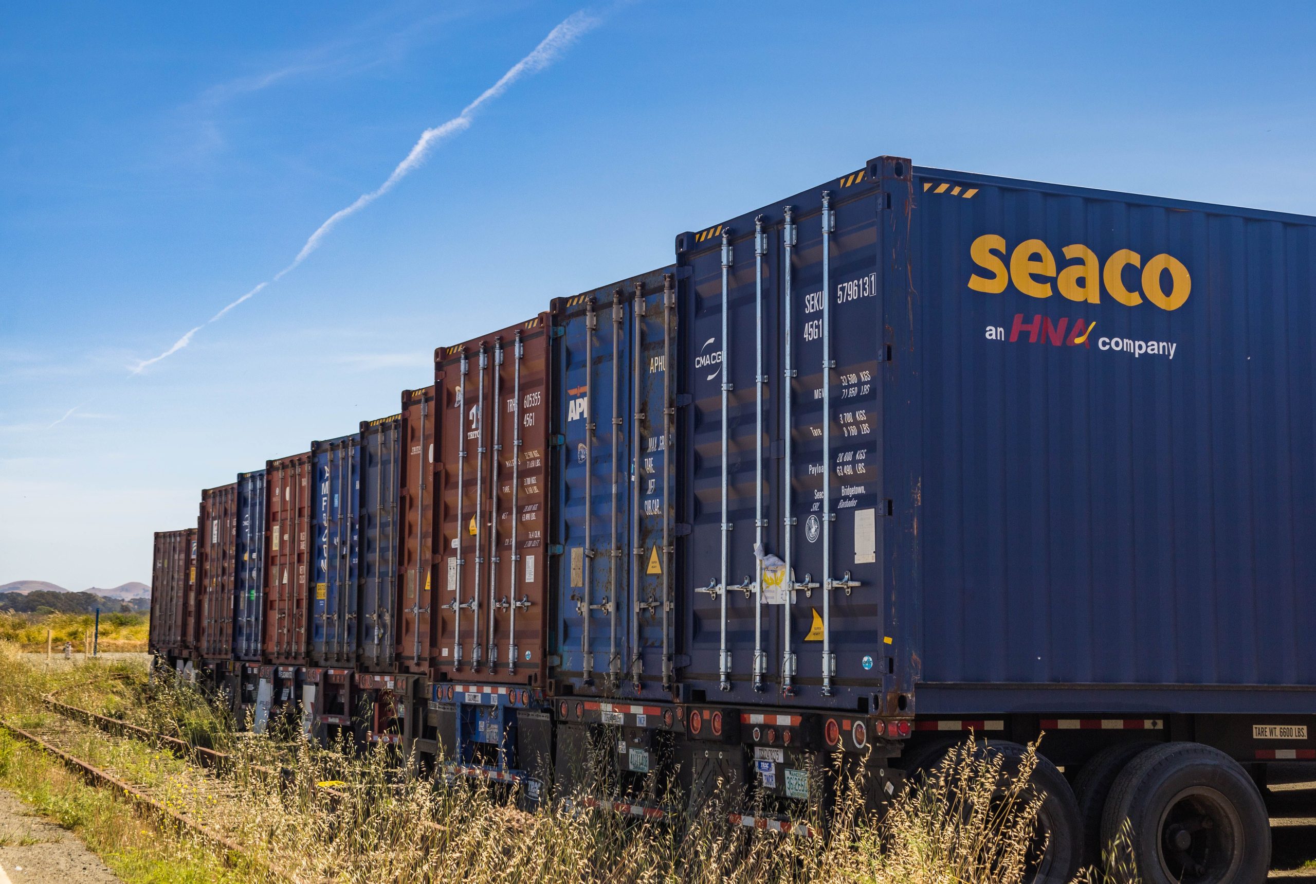 Conteneurs vibrants alignés sur voies ferroviaires