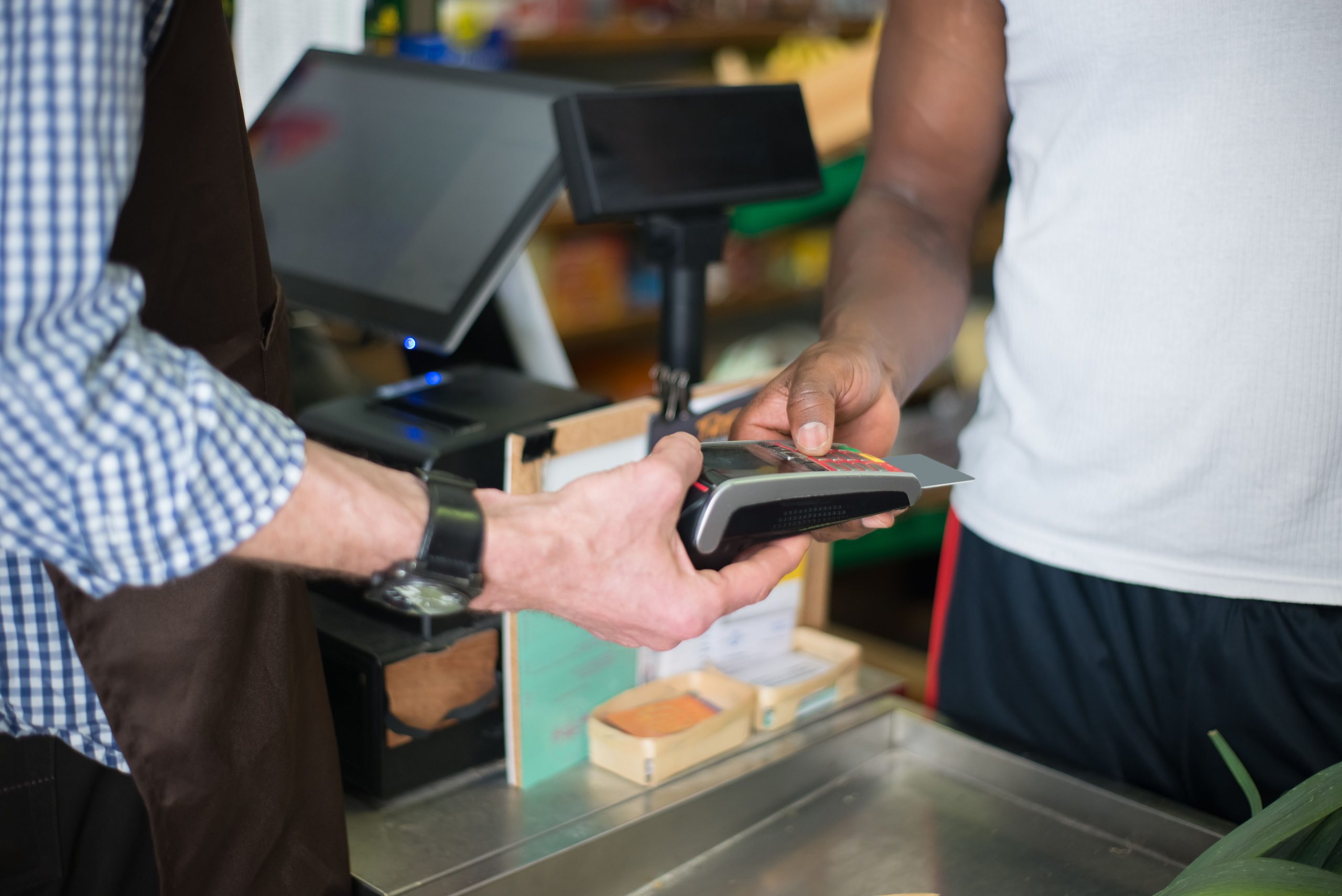 Client effectuant un paiement par carte en magasin