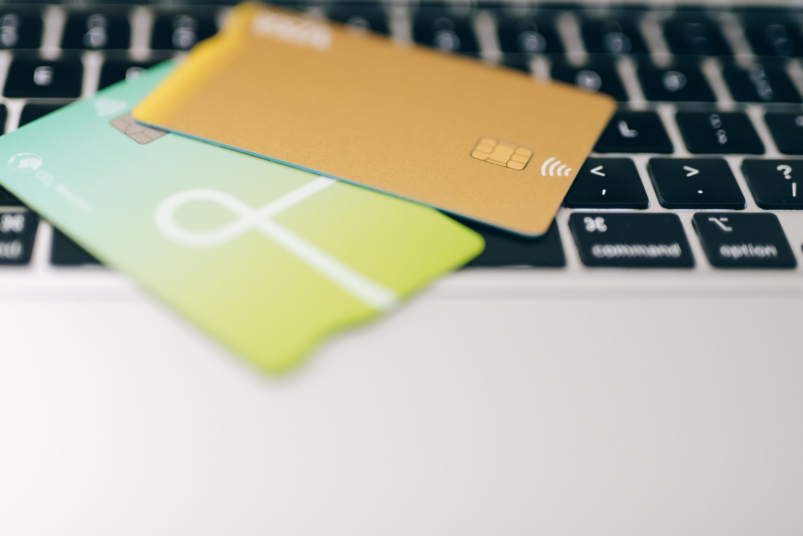 Cartes bancaires posées sur un clavier d'ordinateur