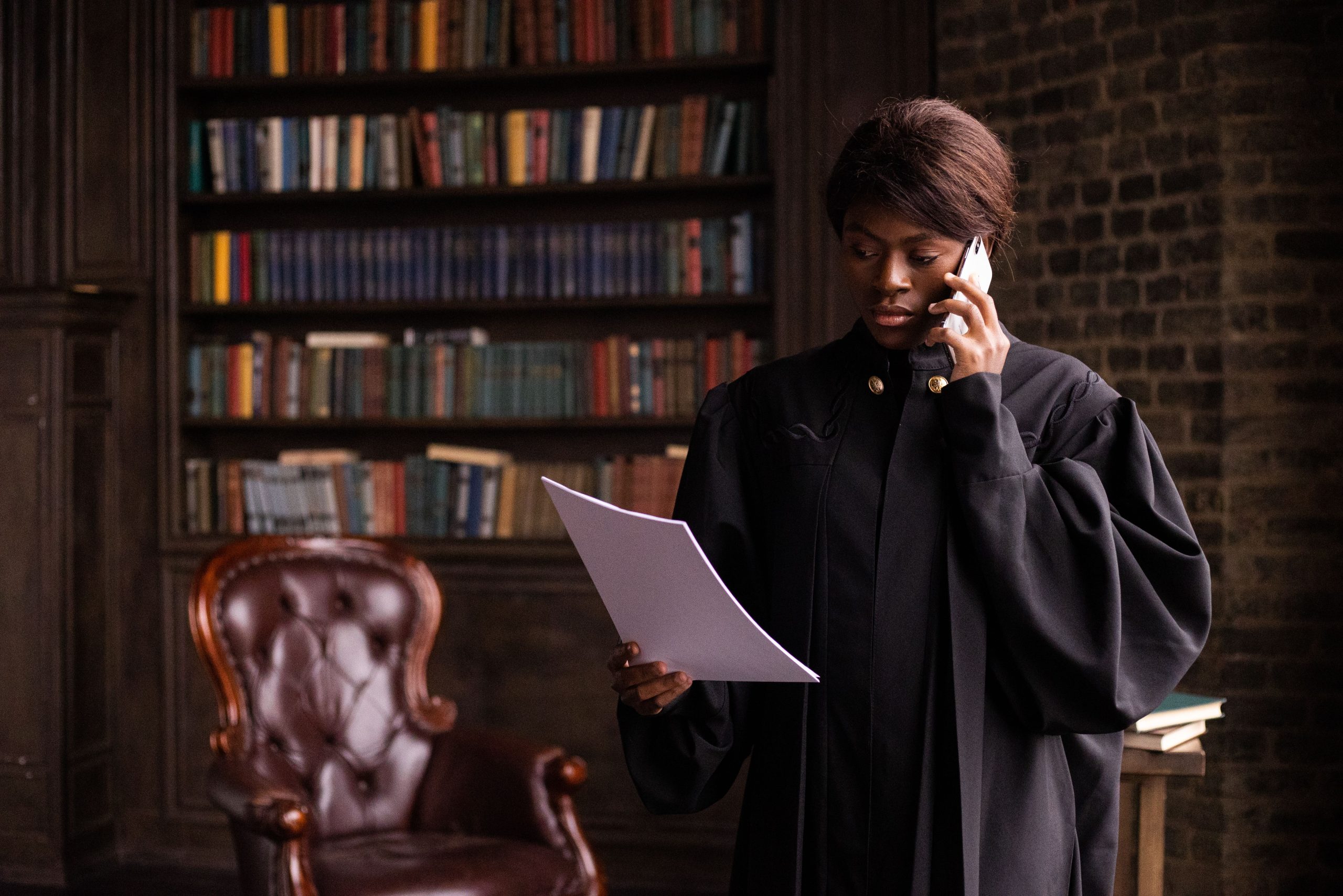 Juge afro-américain en robe tenant un document