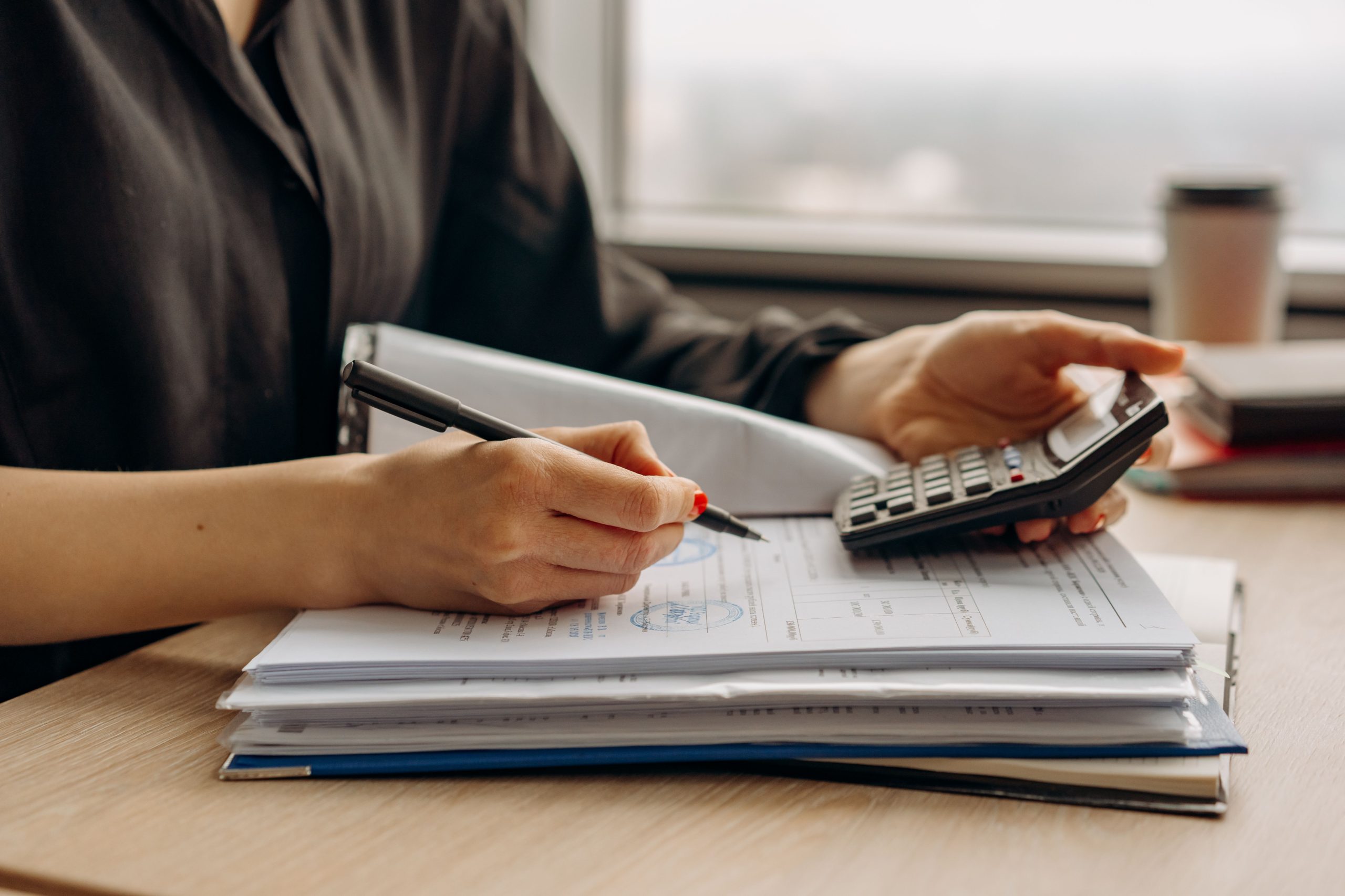 Personne utilisant une calculatrice financière