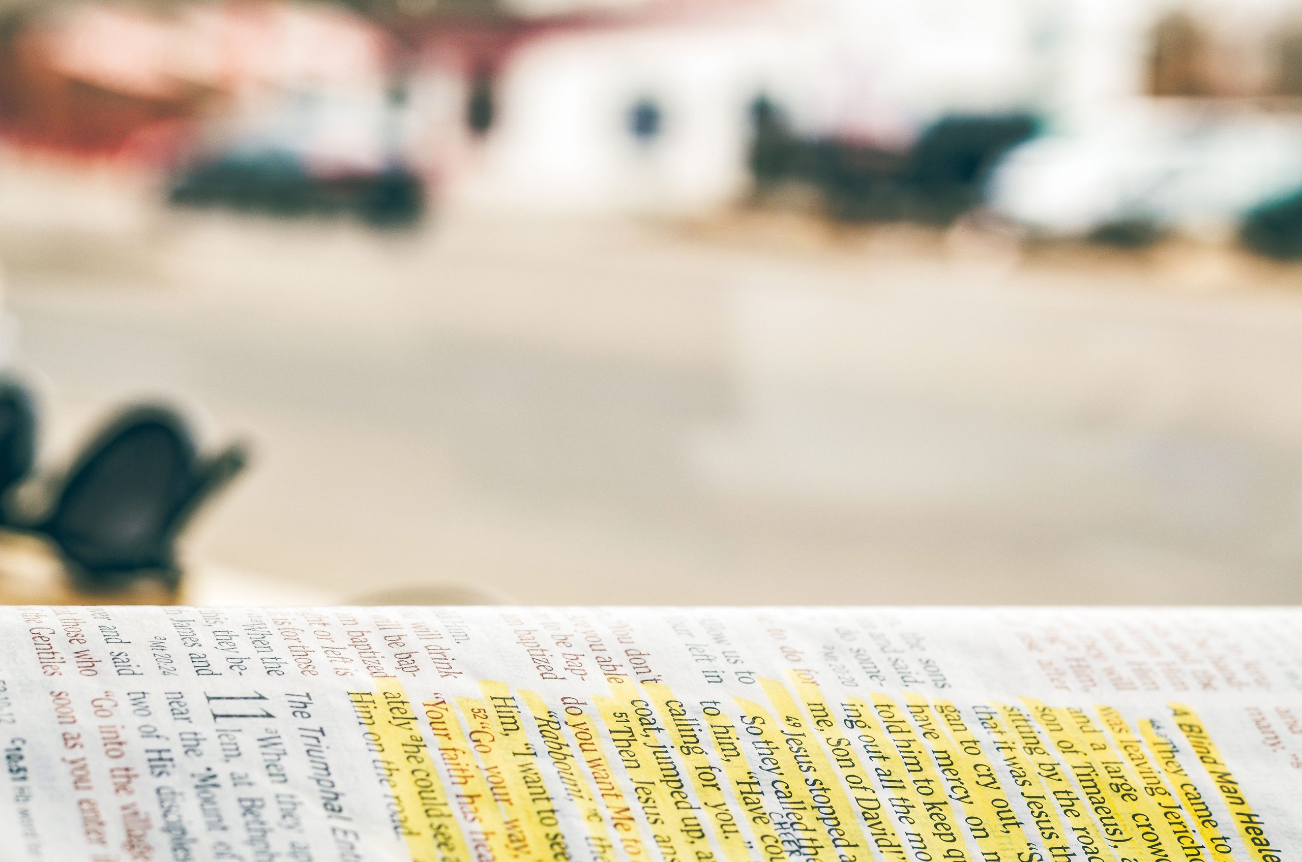 Bible ouverte avec texte surligné