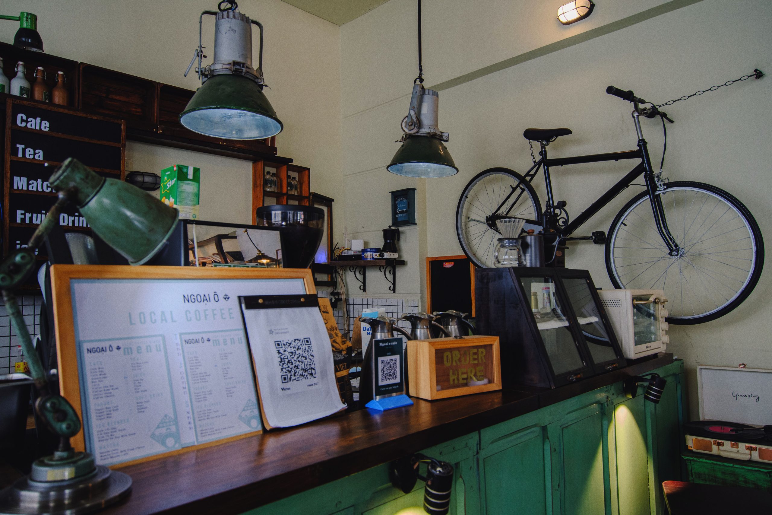 Café local accueillant décor vintage vélo suspendu