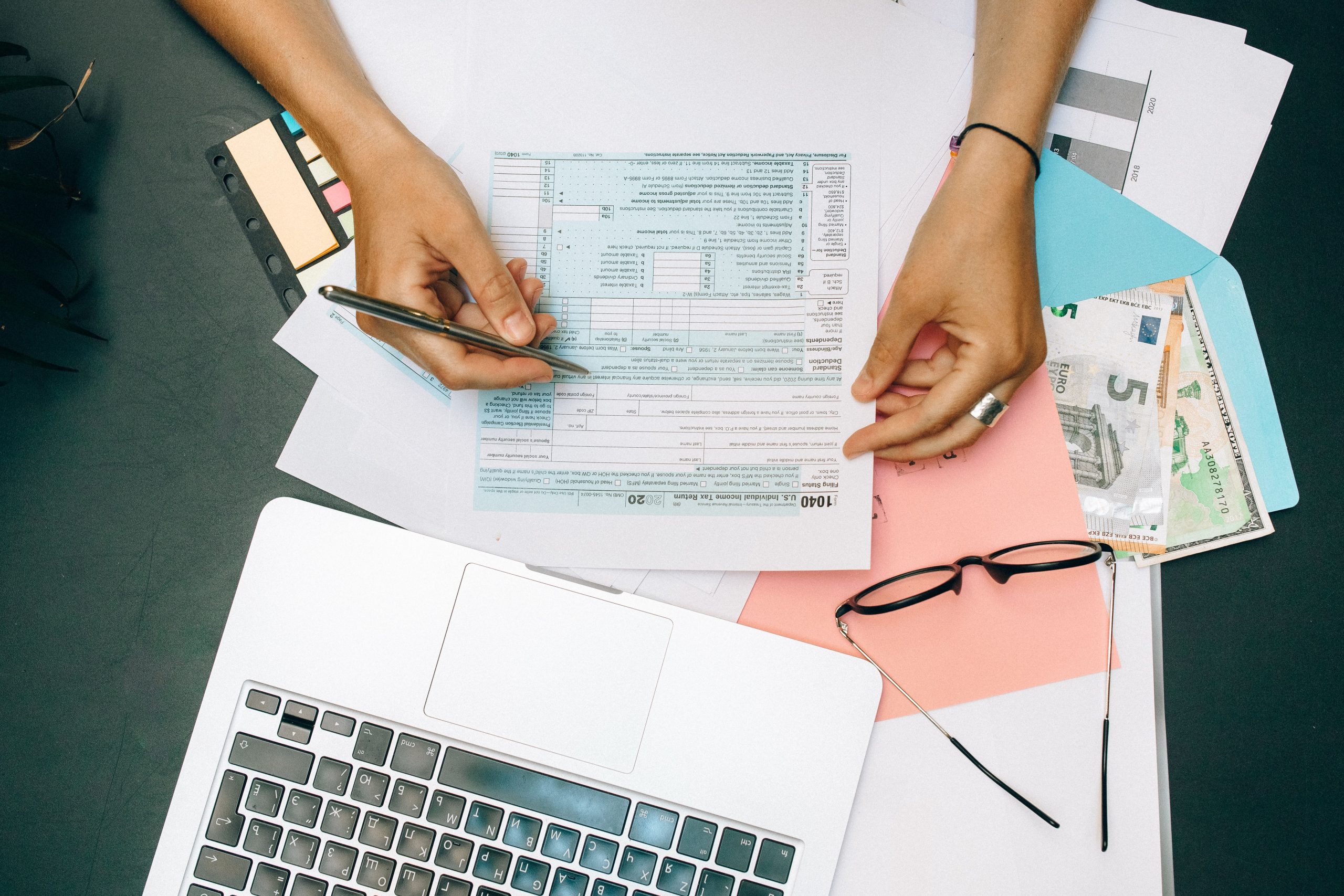Mains écrivant sur des documents fiscaux
