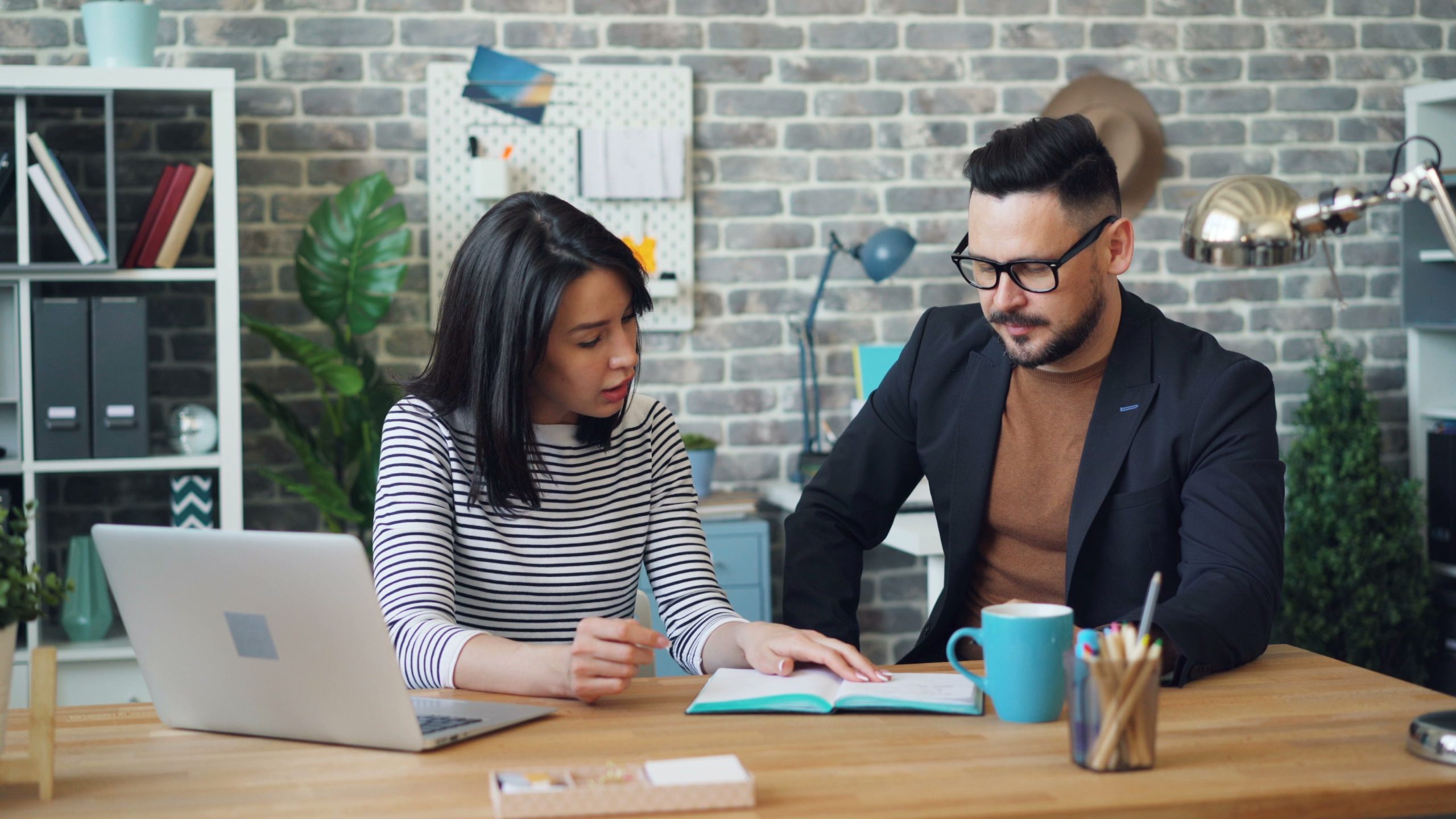 Professionnels discutant stratégie au bureau