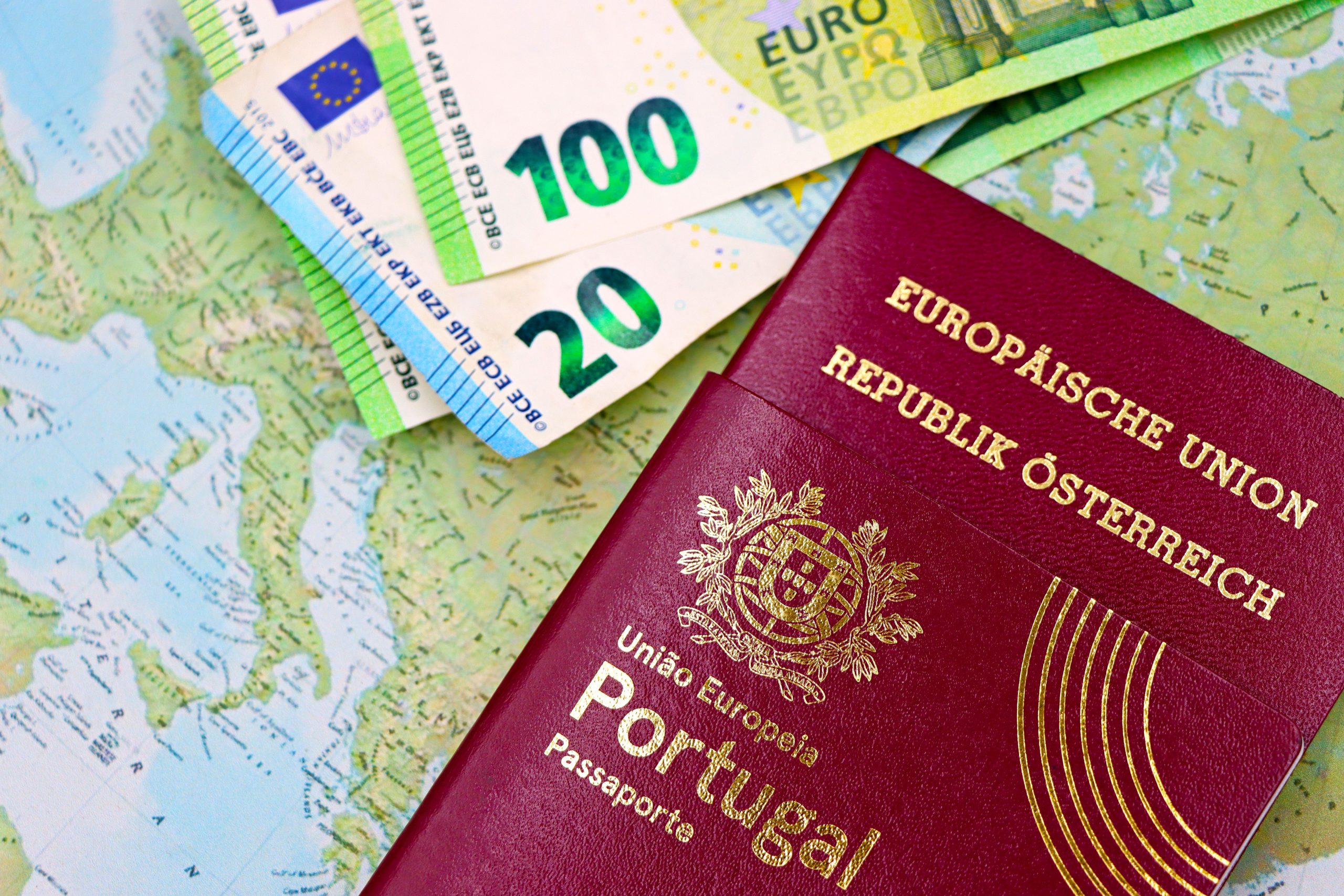 Passeports portugais et autrichiens avec euros et carte Europe