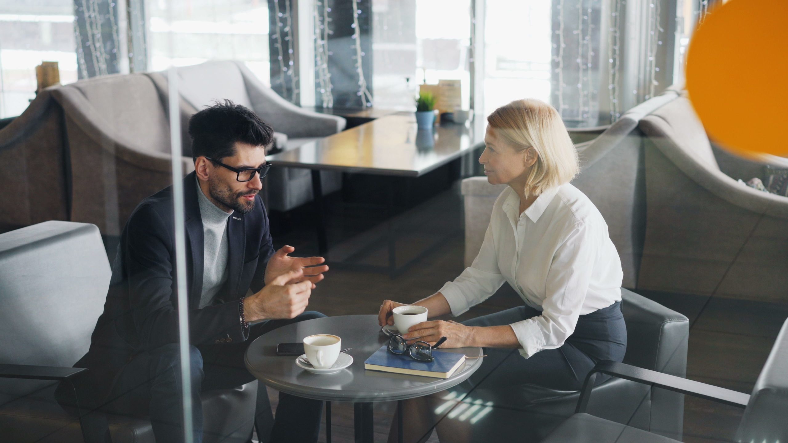 Professionnels en discussion autour d'un café