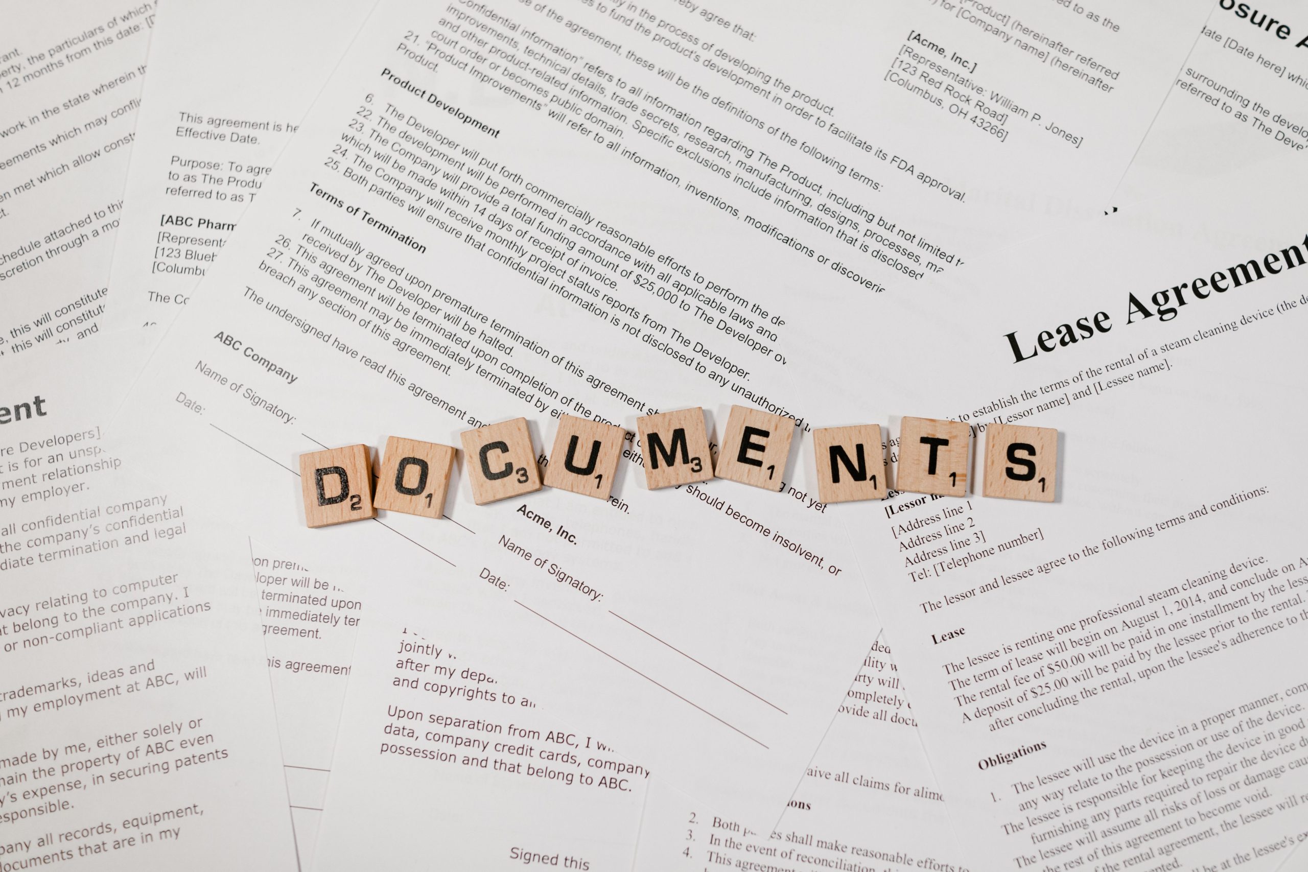 Documents éparpillés avec lettres scrabble