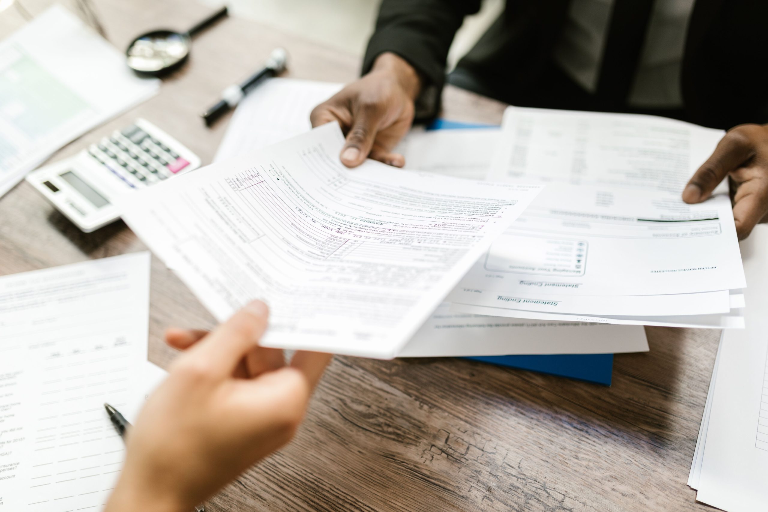Professionnels échangeant des documents d'assurance