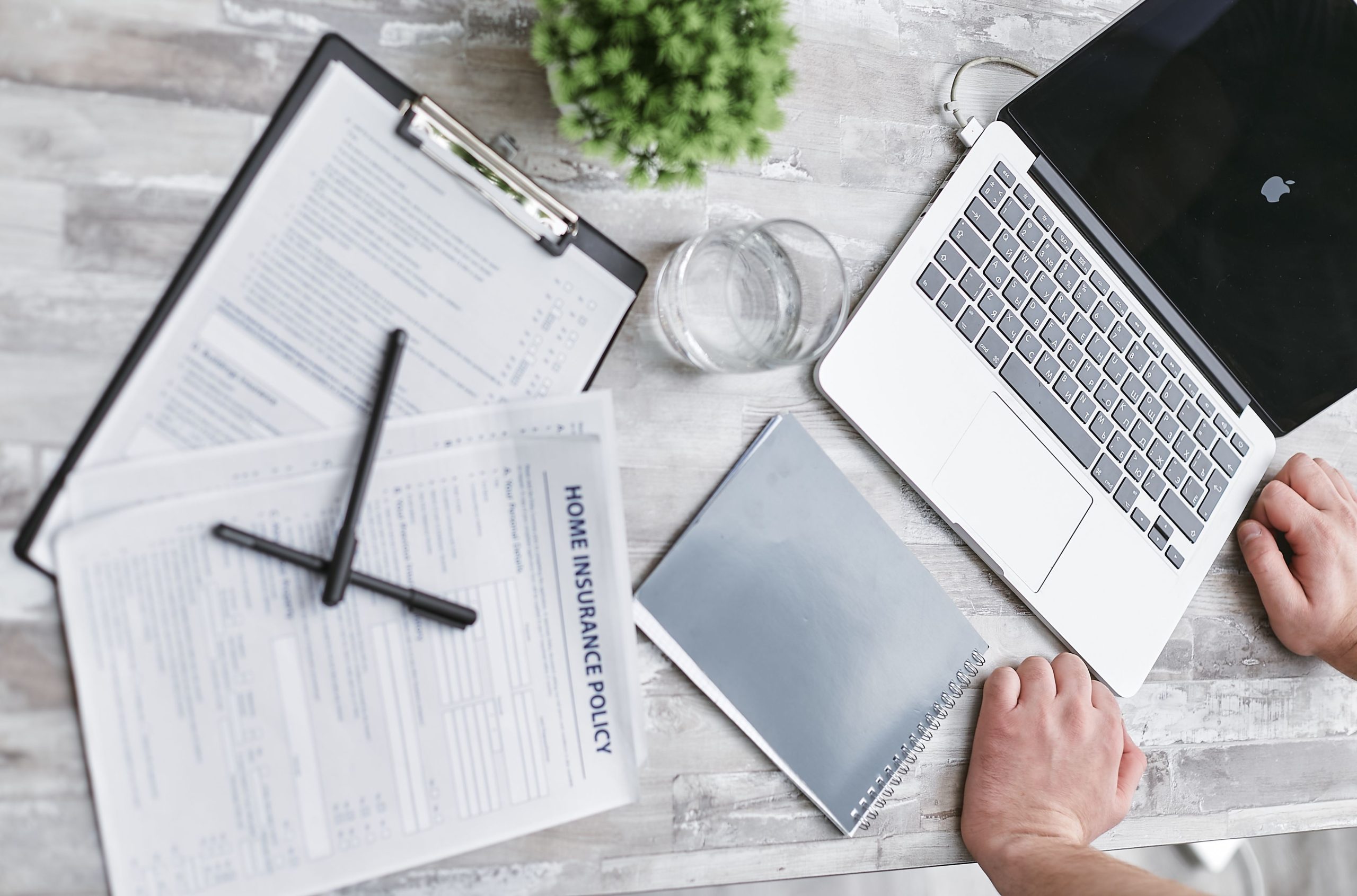Documents d'assurance RCP sur un bureau