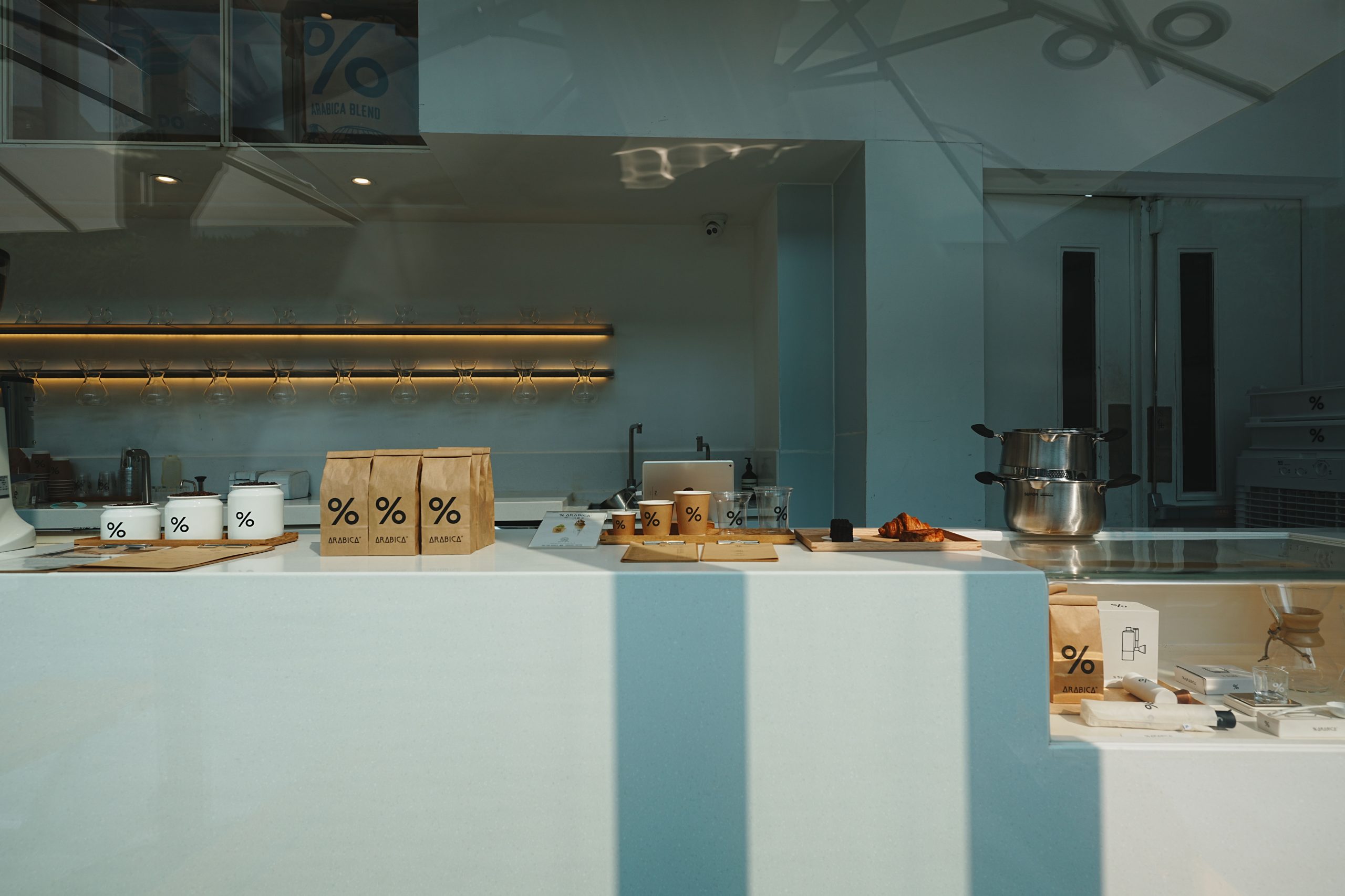 Intérieur café stylisé équipement brassage comptoir minimaliste
