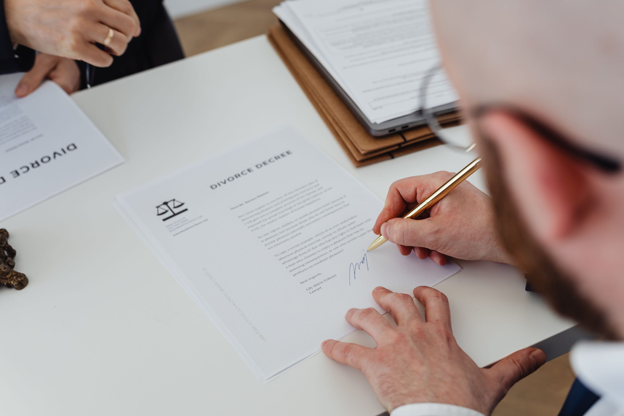 Personne signant un jugement de divorce