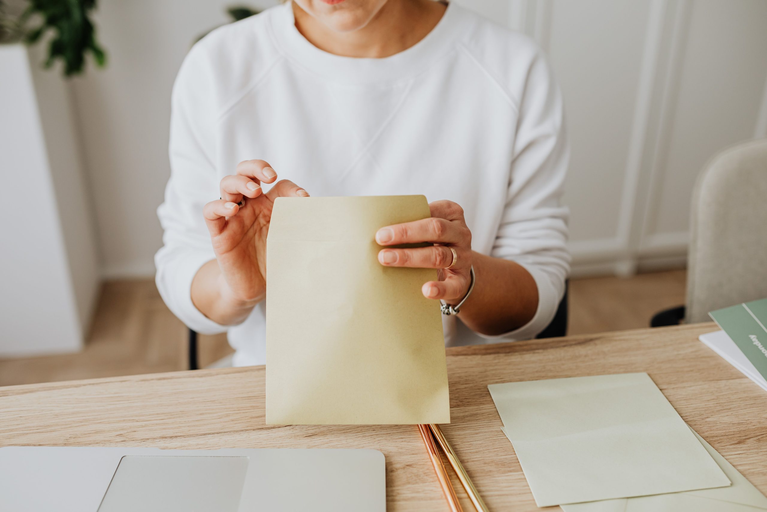 Femme scellant une enveloppe à son bureau