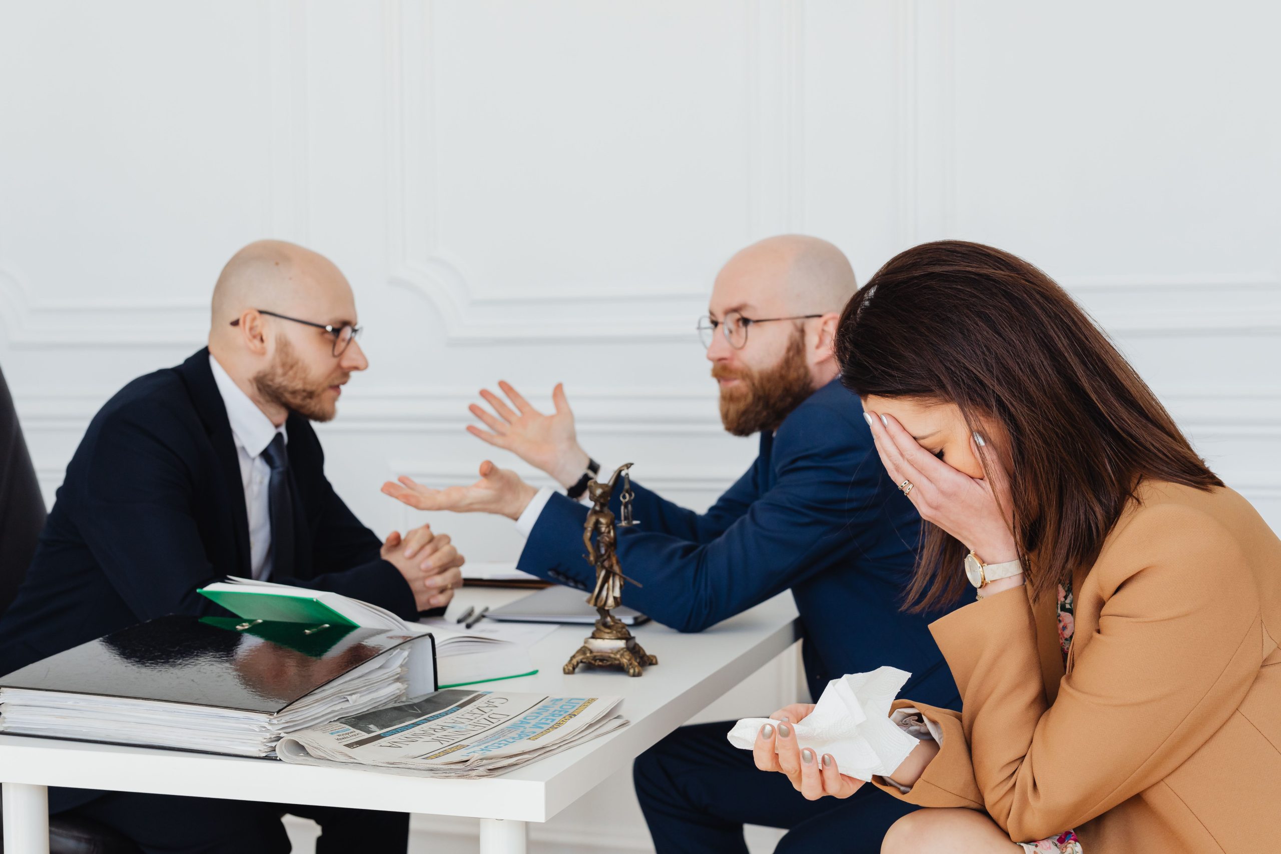 Avocat médiateur avec couple en détresse