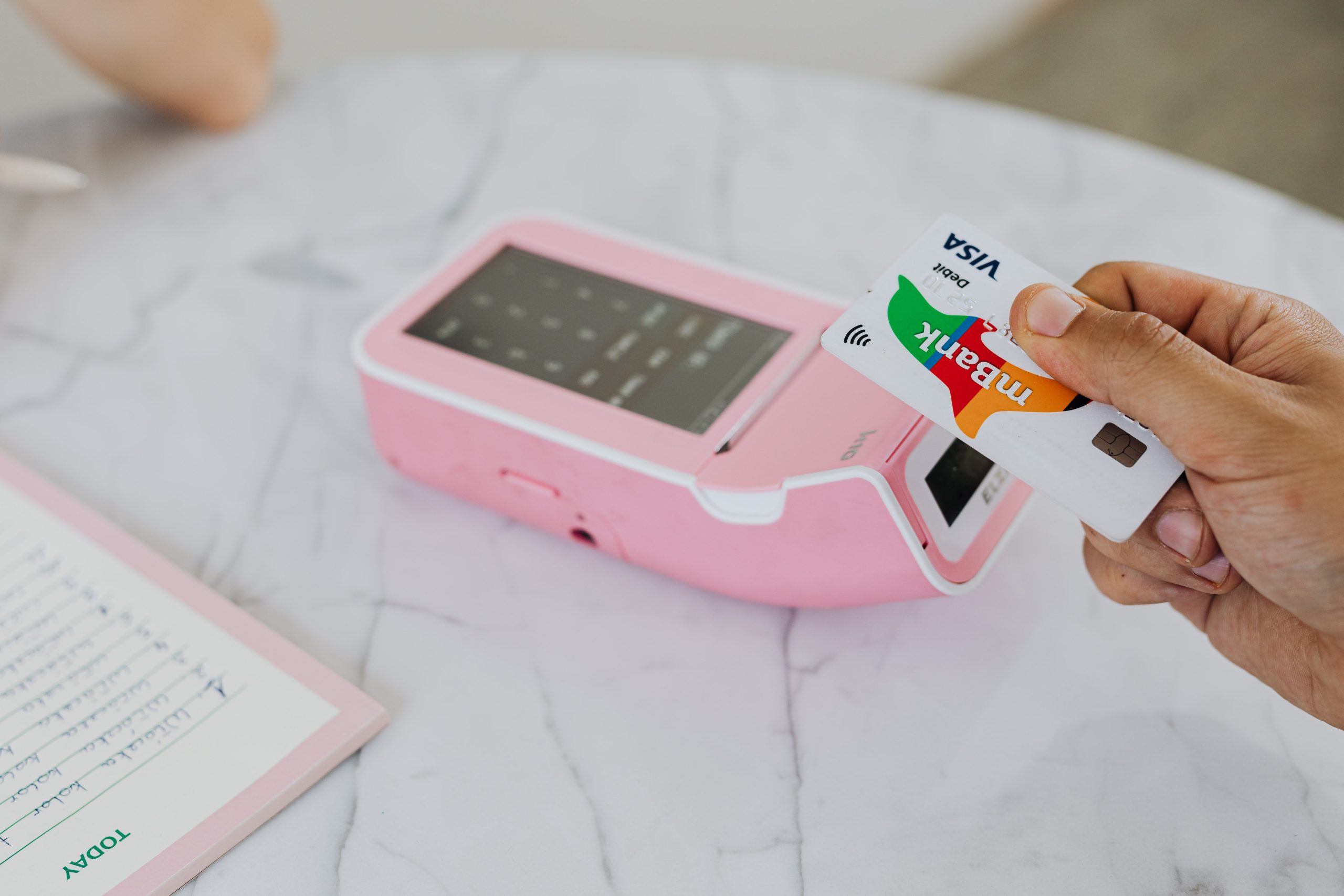 Main utilisant une carte Visa en paiement sans contact