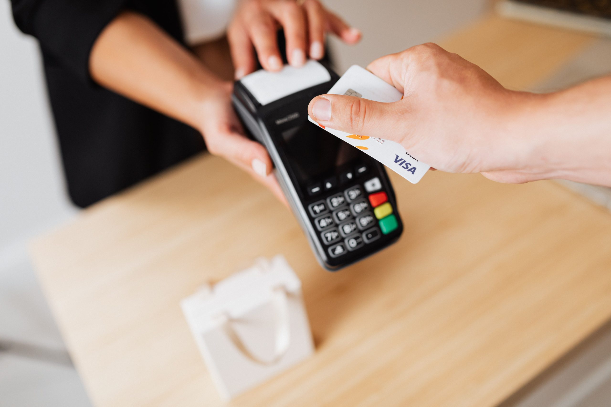 Mains utilisant un terminal de paiement sans contact