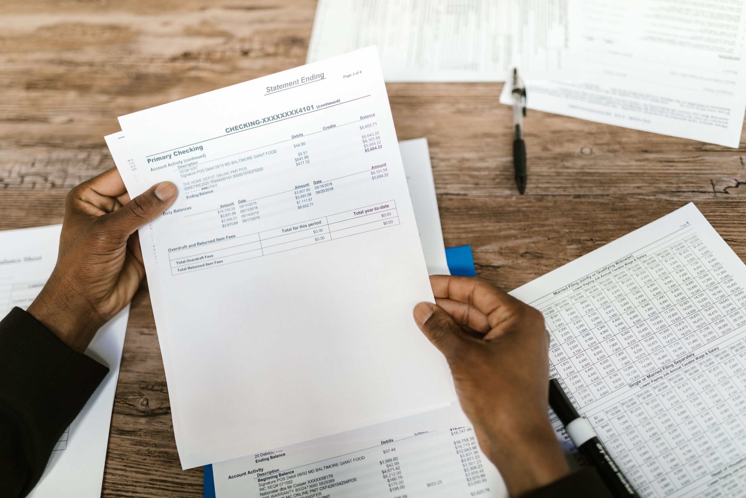 Mains tenant des documents financiers pour analyse fiscale