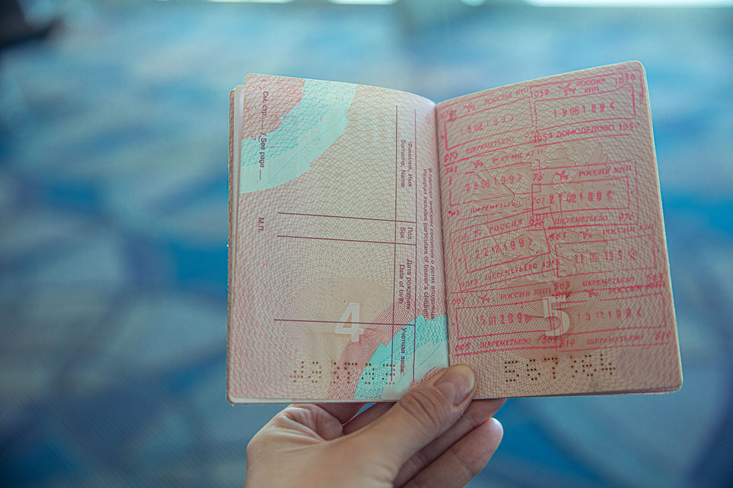 Passeport ouvert avec timbres de voyage