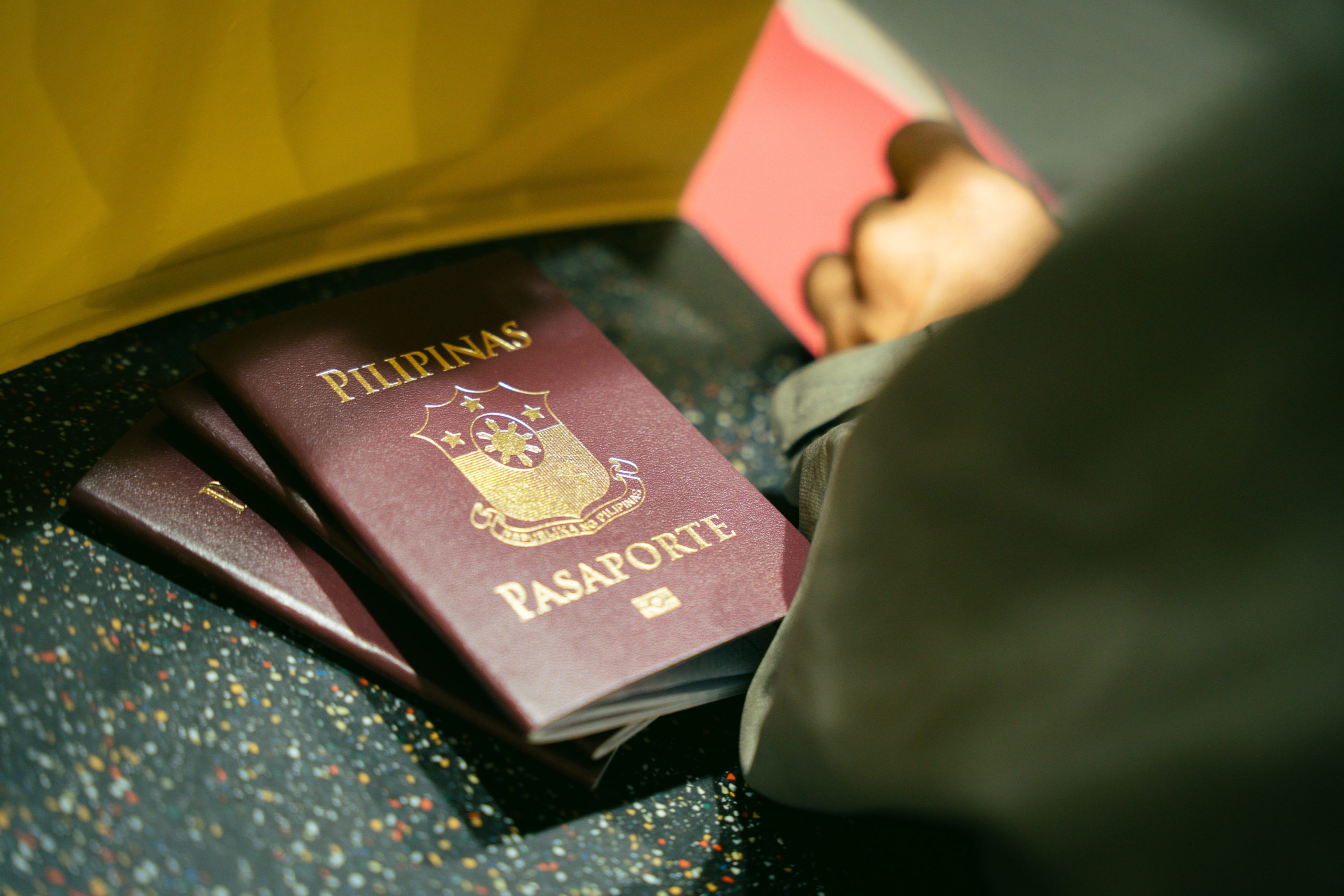 Passeports philippins à l'aéroport indiquant voyage identité