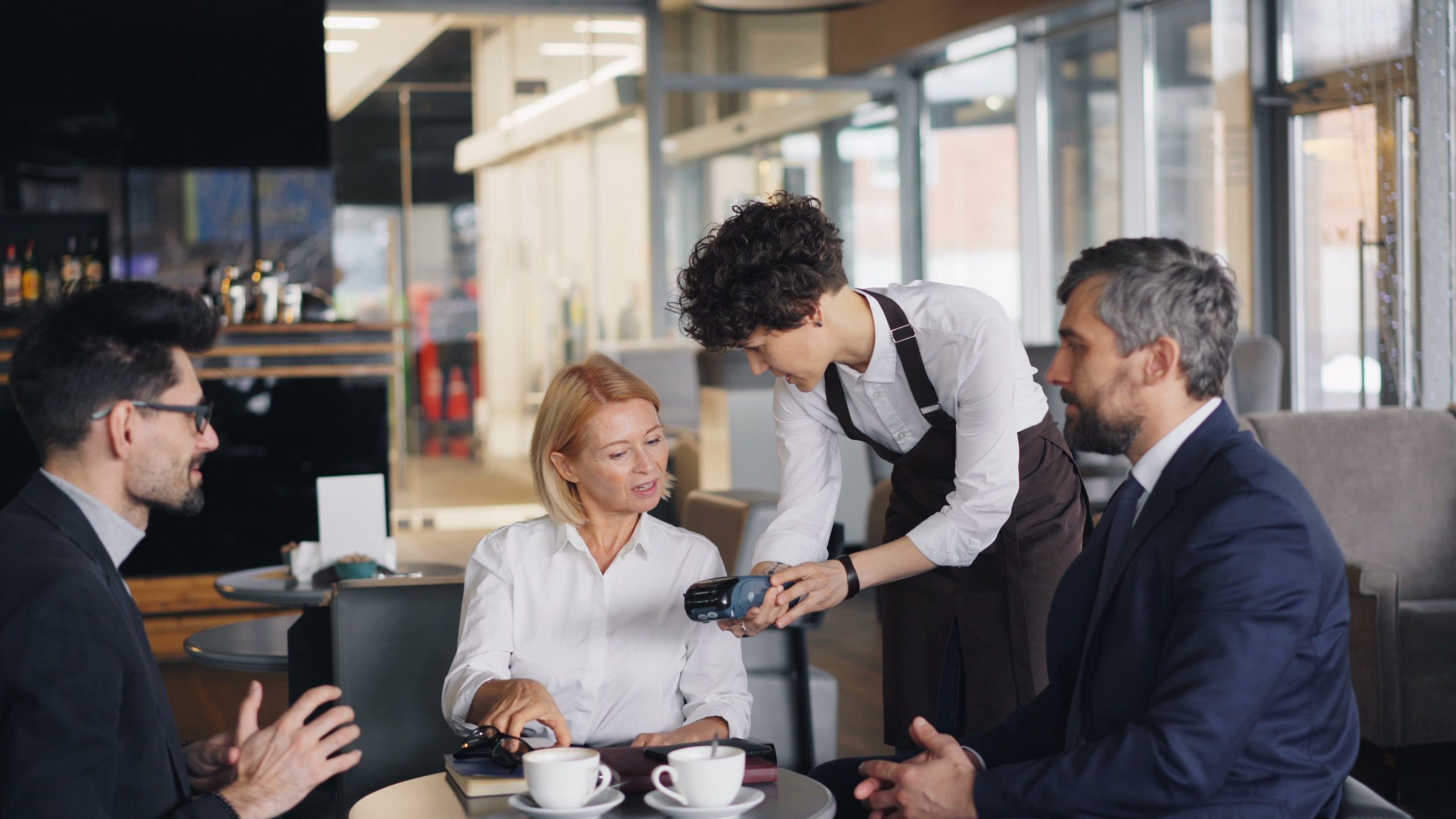 Prestataires discutant affaires et effectuant un paiement
