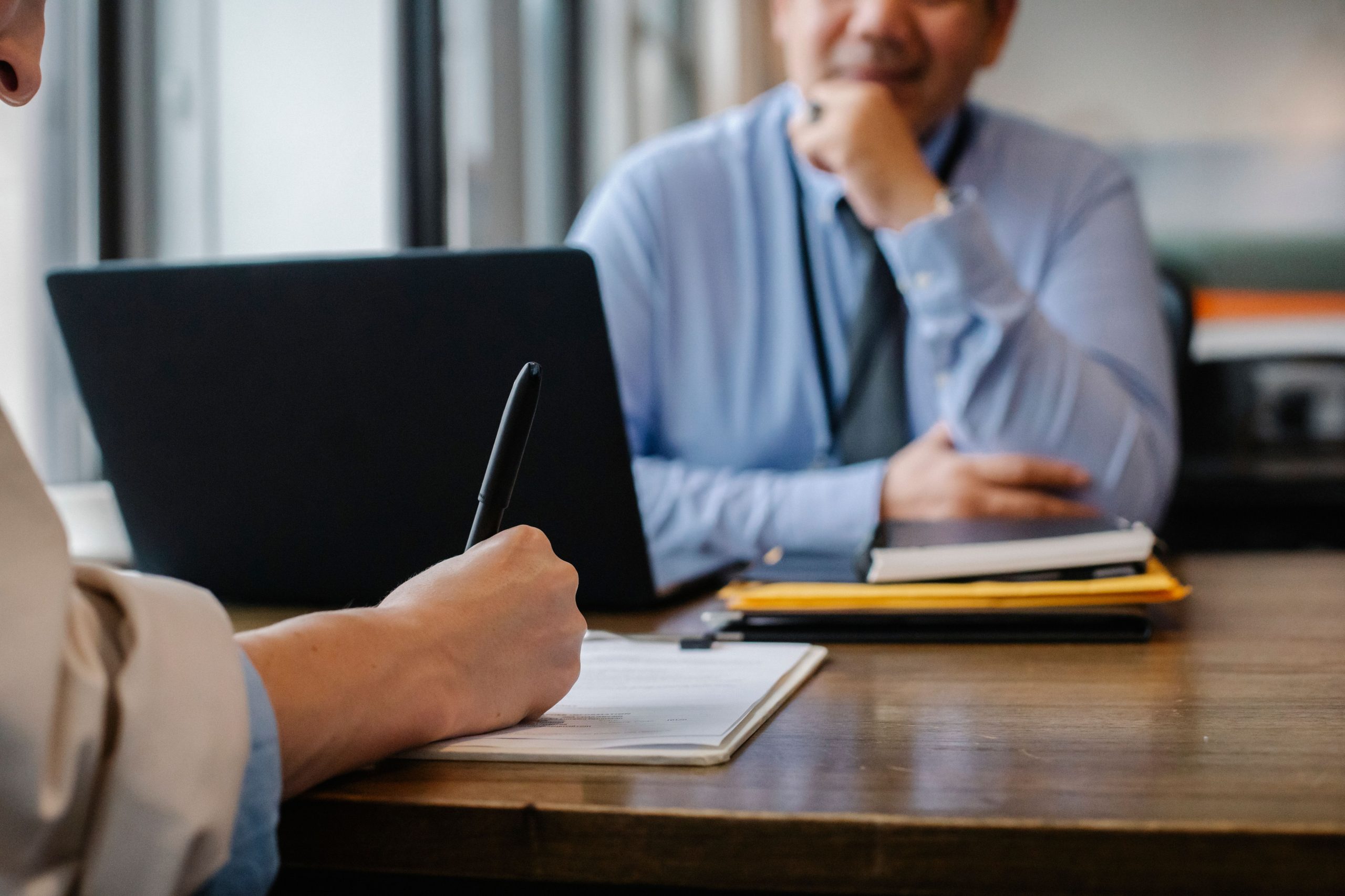 Femme complétant un questionnaire lors d'une entrevue d'emploi