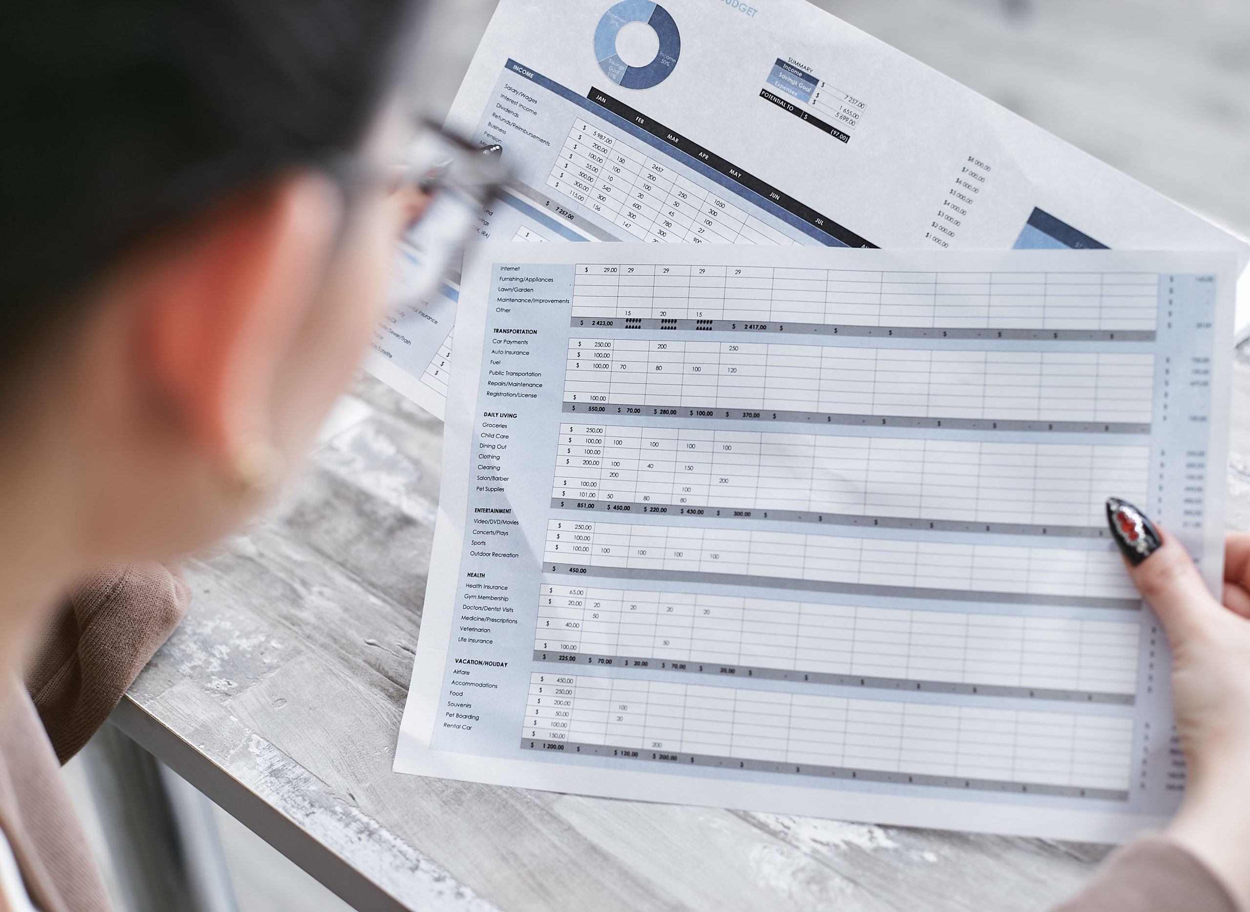 Femme consultant des tableaux financiers