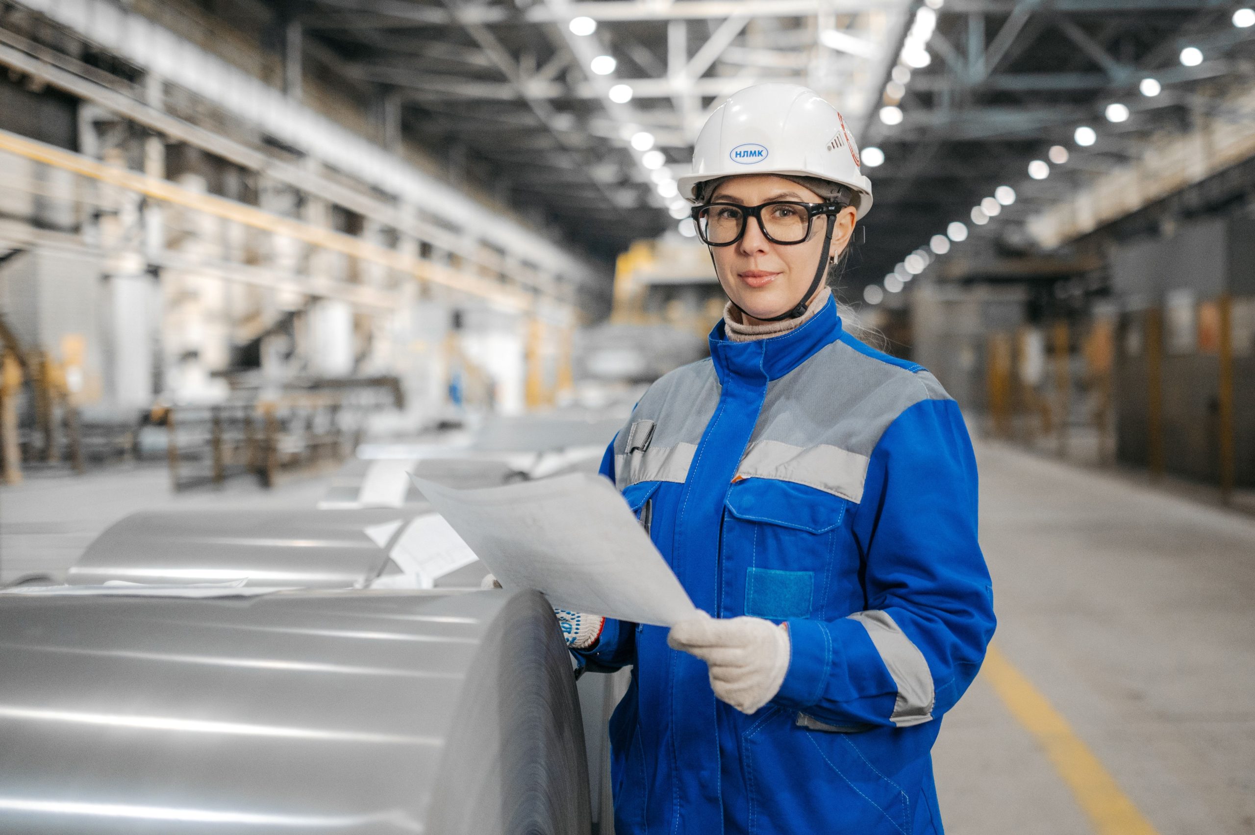 Ingénieure portant équipement de sécurité en usine