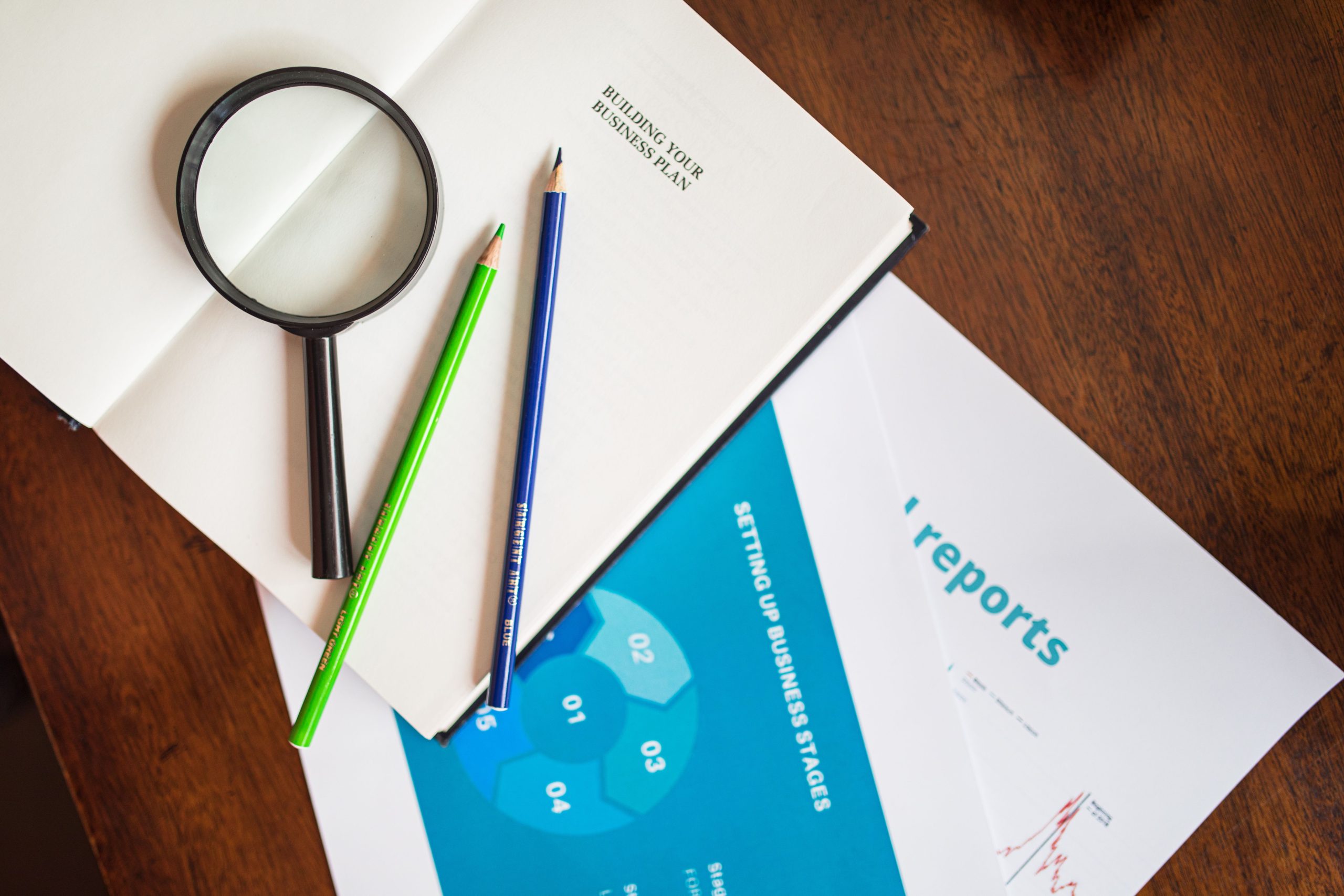 Loupe, crayons et rapports d'entreprise
