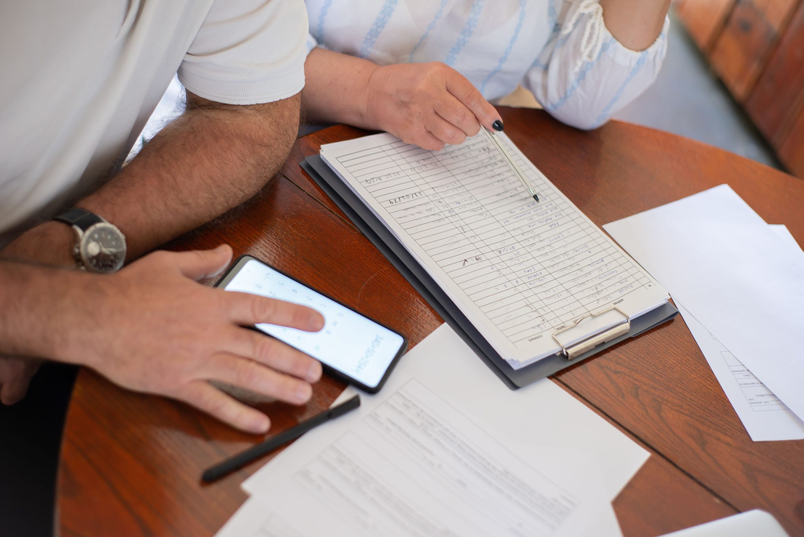 Couple senior examinant ses factures avec un smartphone