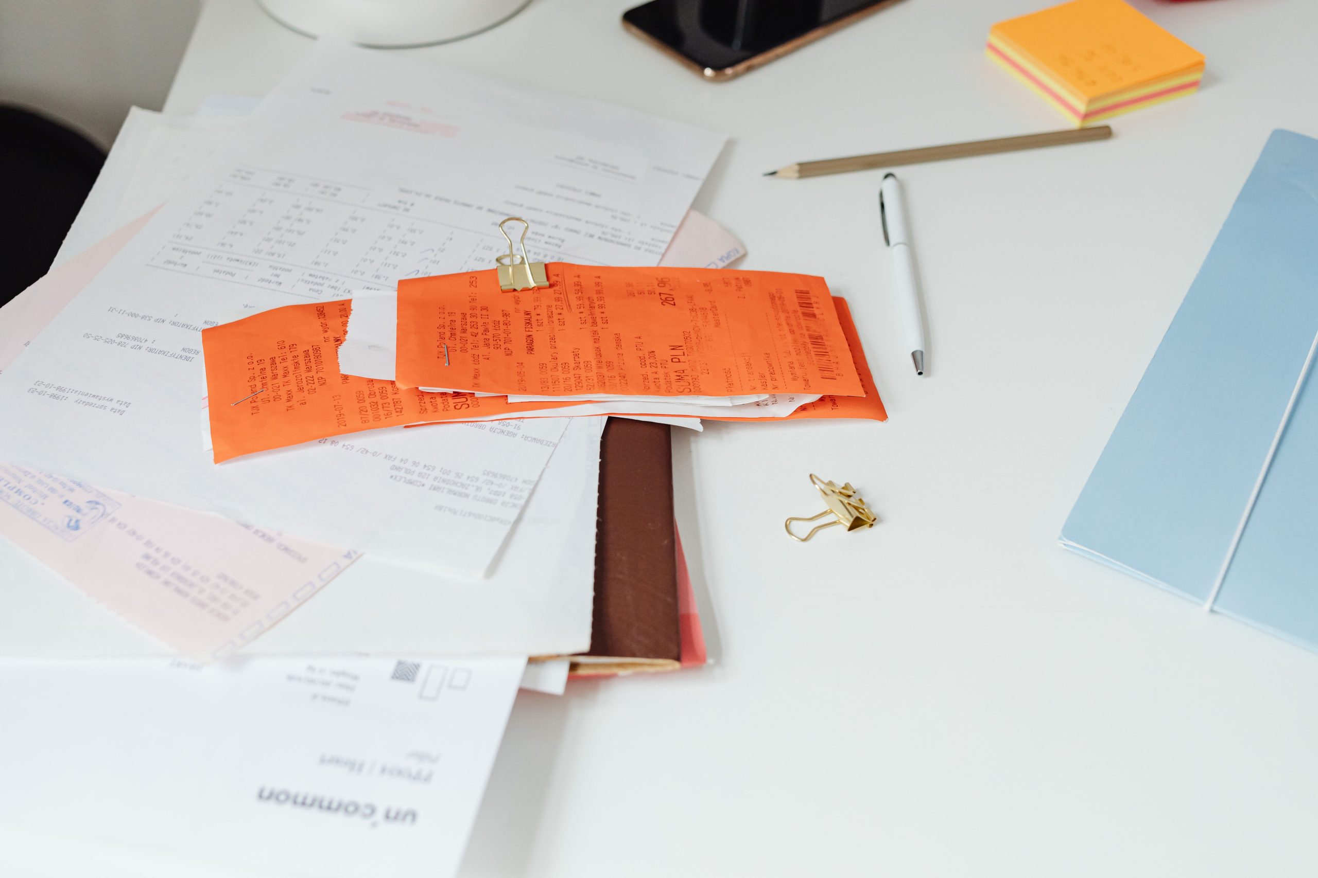 Bureau organisé avec documents et reçus professionnels