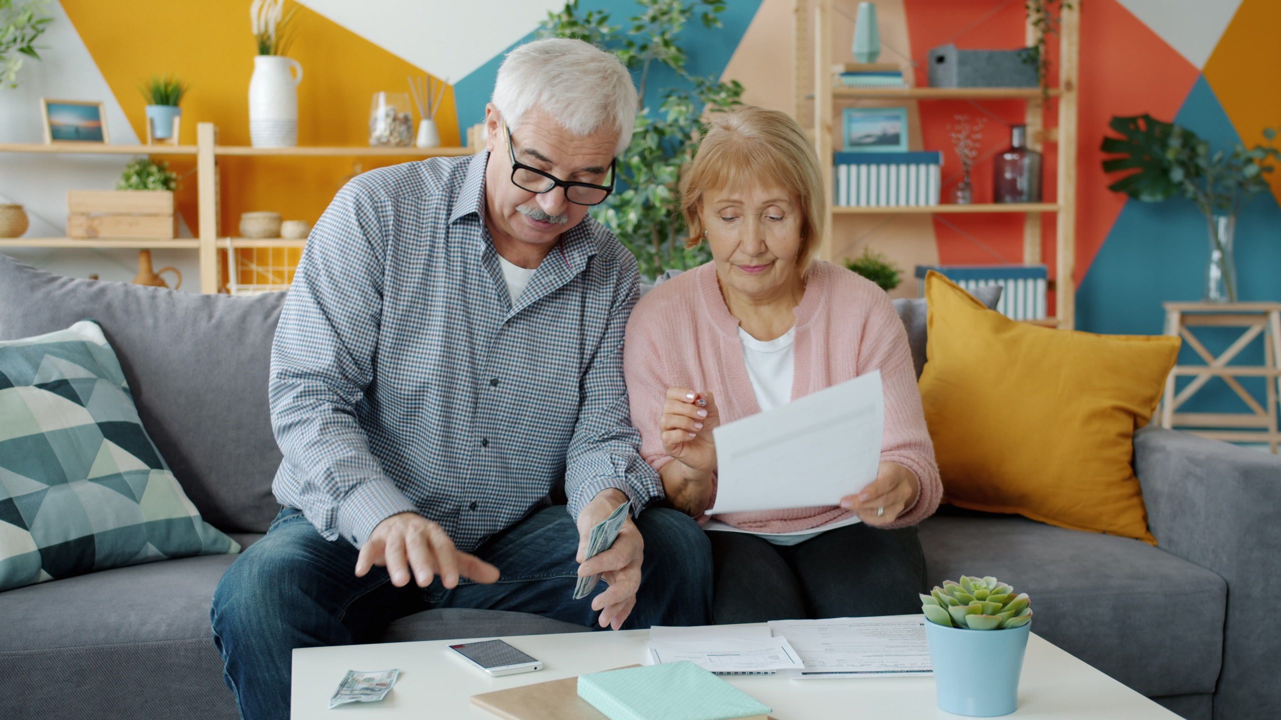 Couple âgé qui vérifie son budget ensemble