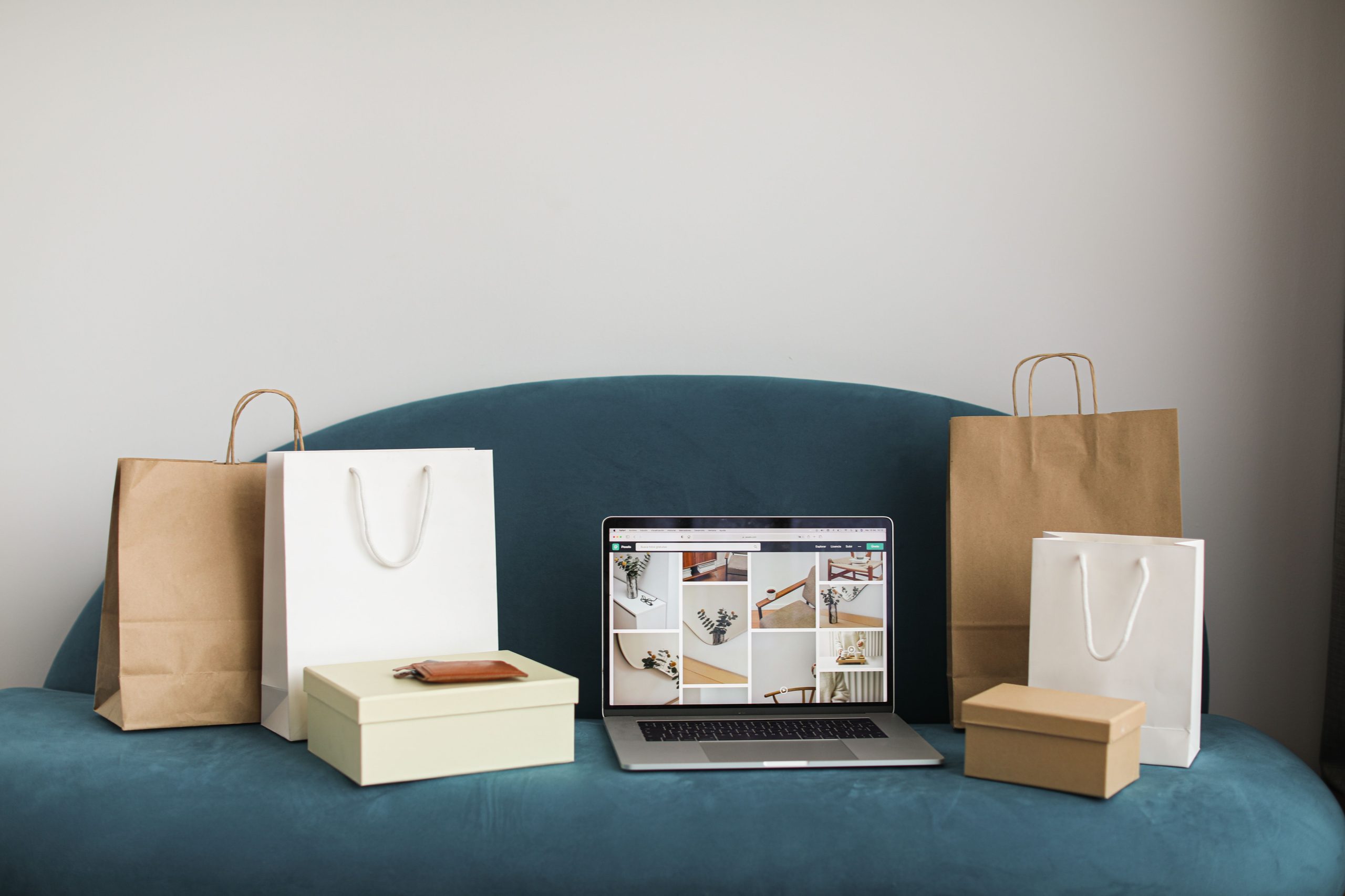 Laptop entouré de sacs et boîtes de commande