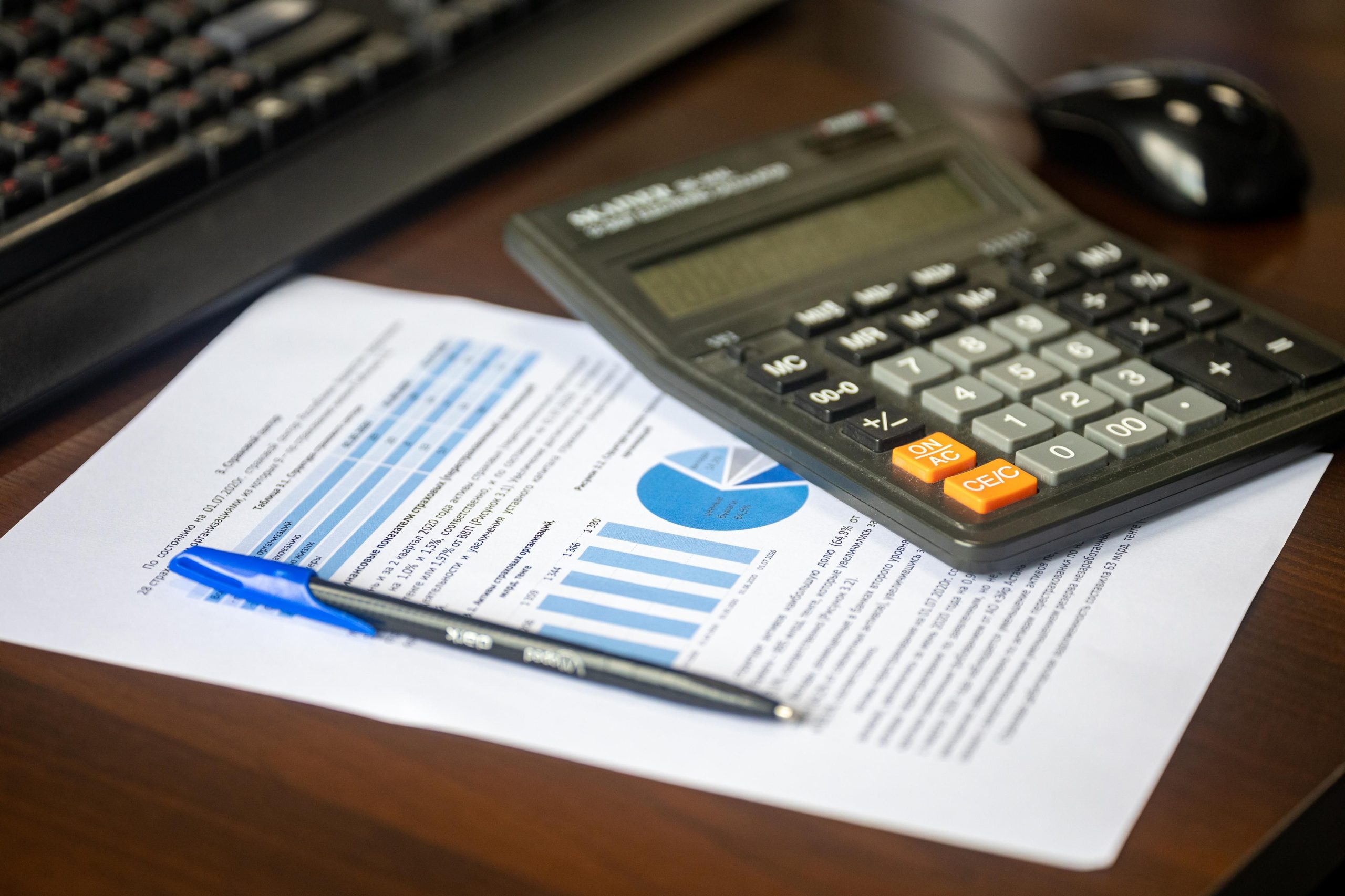 Bureau avec calculatrice et rapport financier