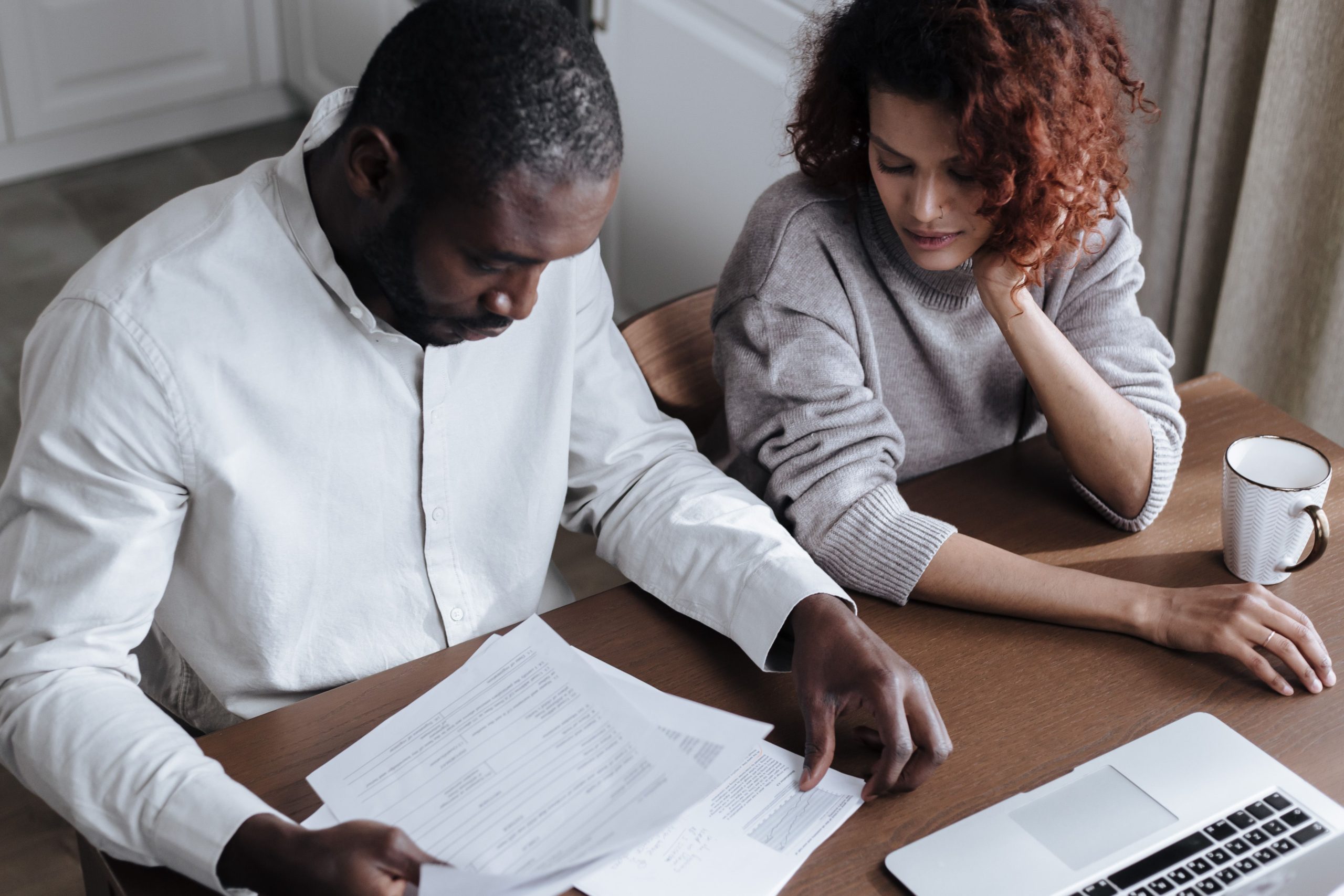 Couple qui consulte des documents à un bureau