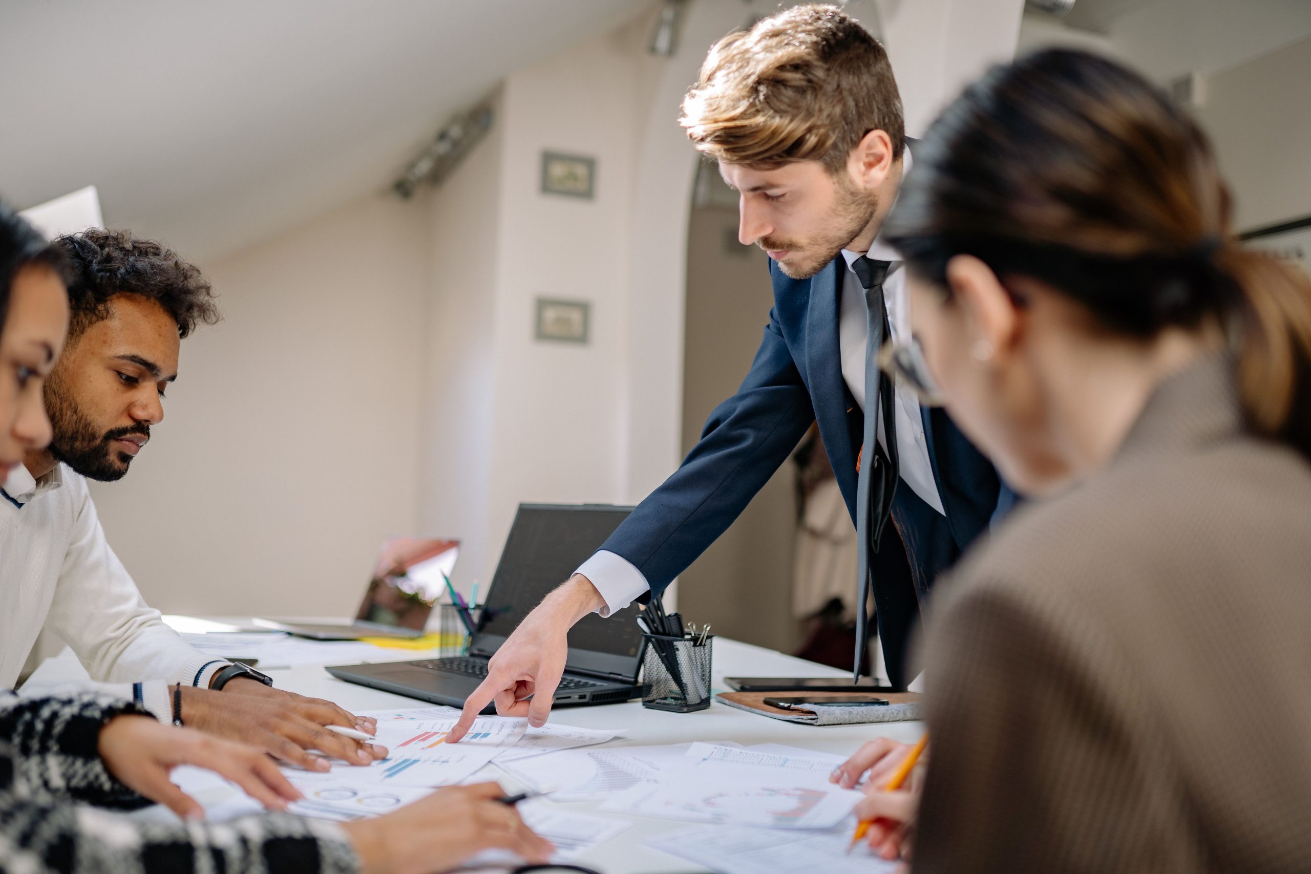 Équipe diverse collaborant lors d'une réunion d'entreprise