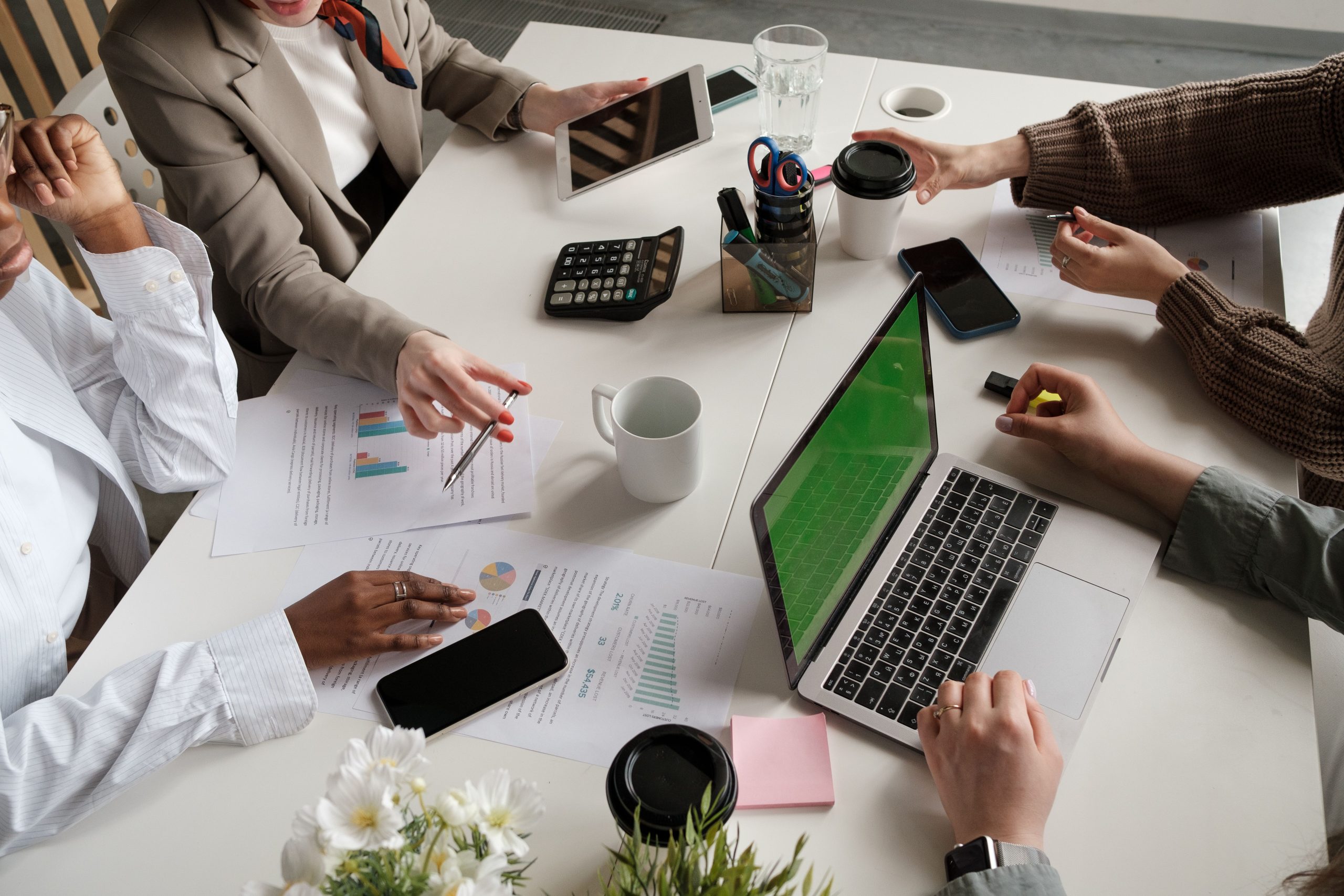 Équipe professionnelle travaillant sur des graphiques au bureau