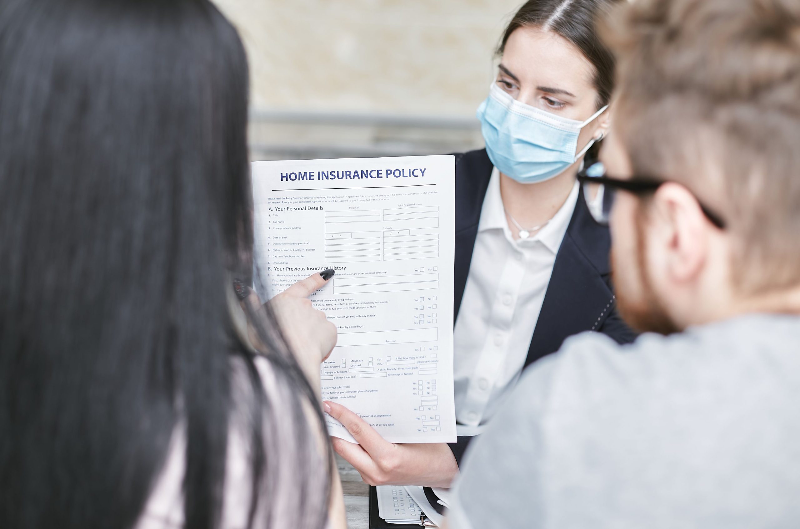 Professionnelle expliquant politique assurance aux clients
