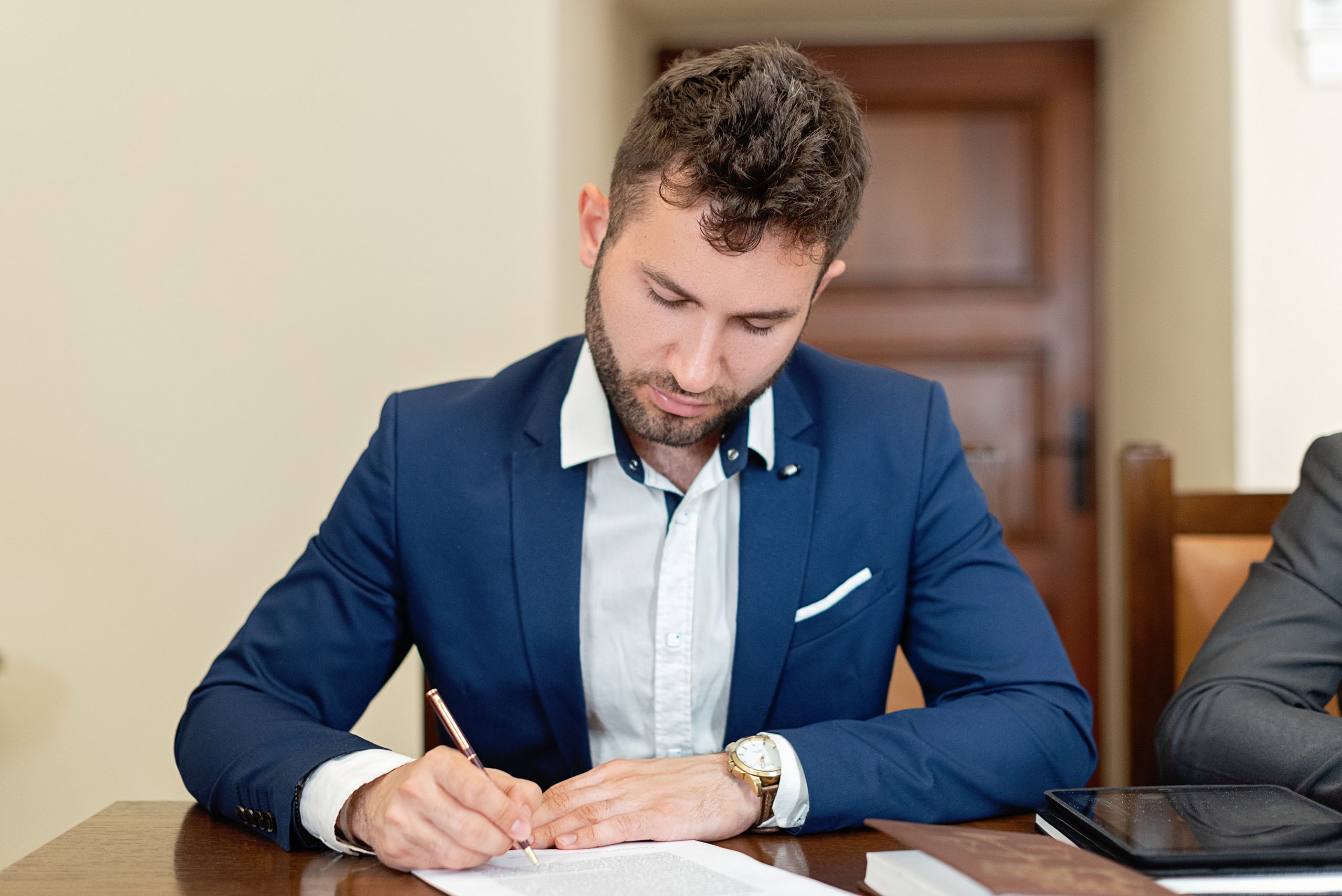 Homme d'affaires signant contrat au bureau