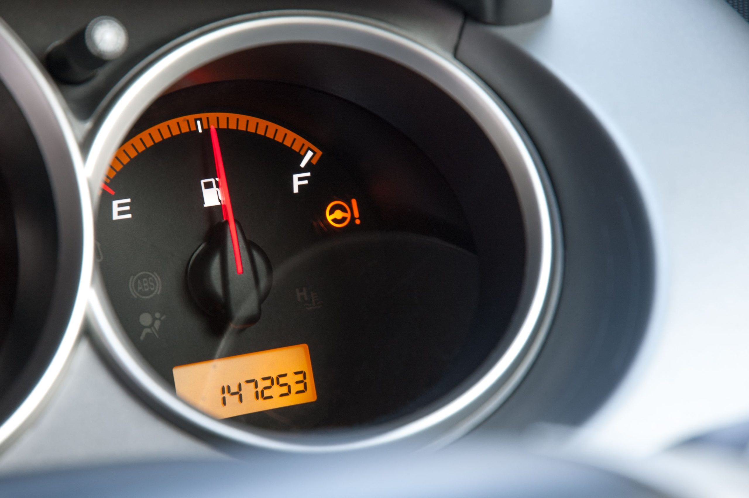 Jauge carburant gros plan avec odomètre kilométrique