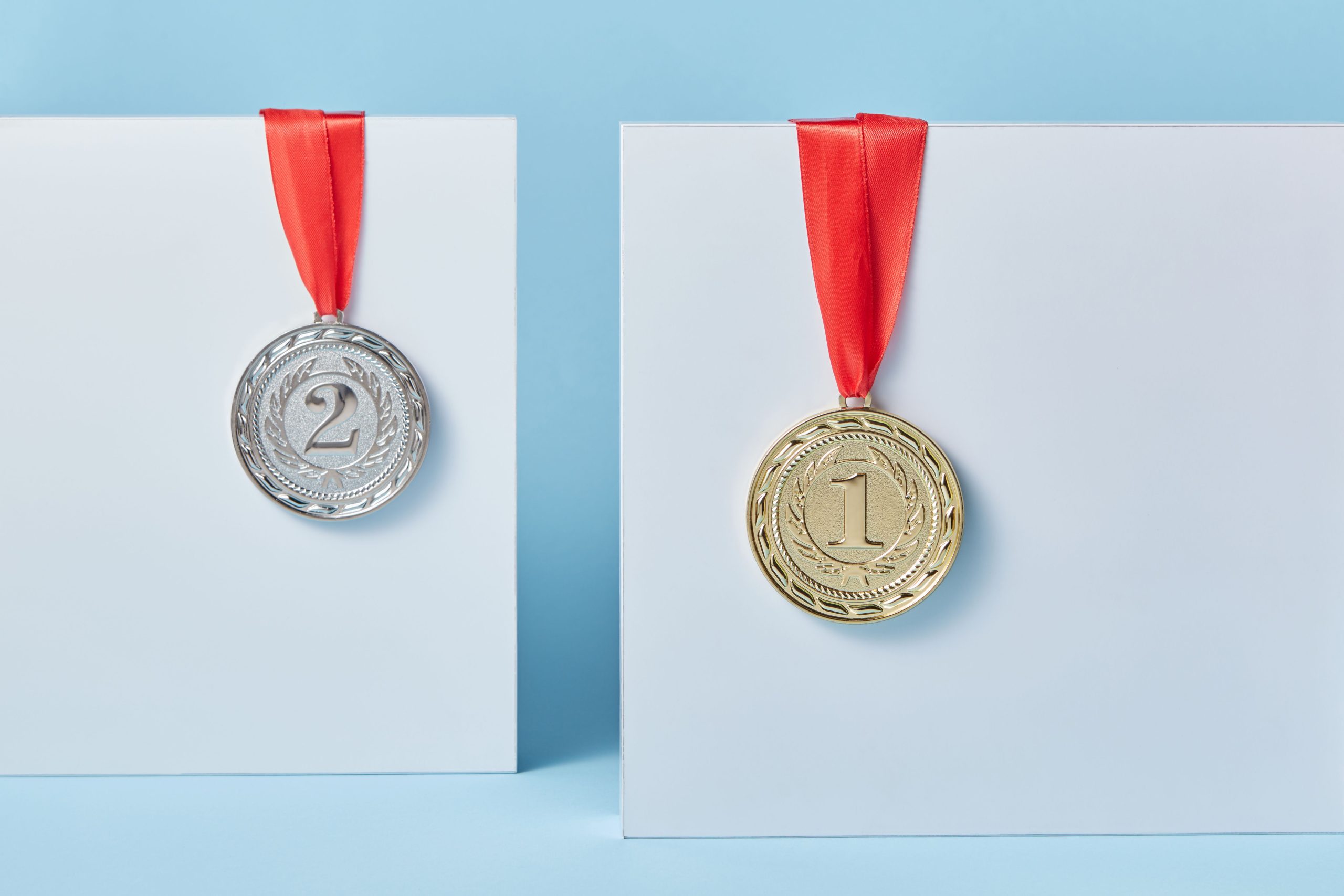 Médailles or et argent avec rubans rouges bleus