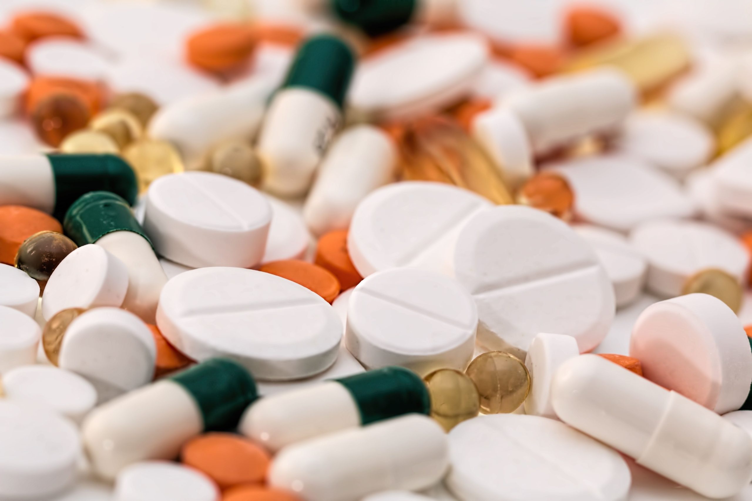 Assortiment de médicaments et gélules colorées