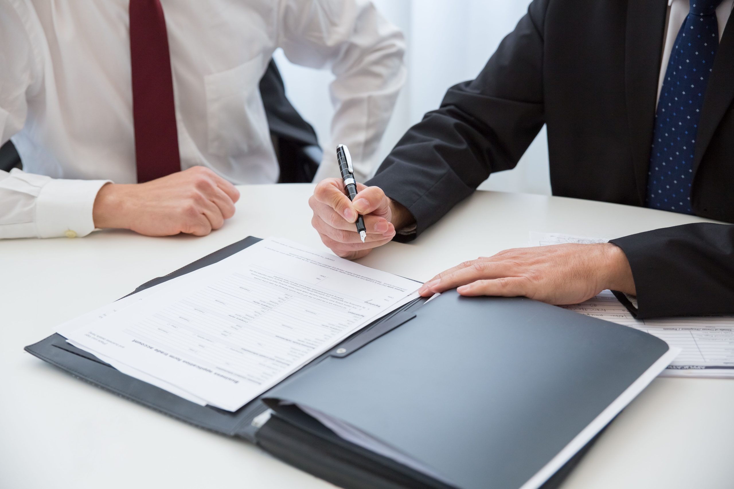 Deux professionnels signant accord commercial