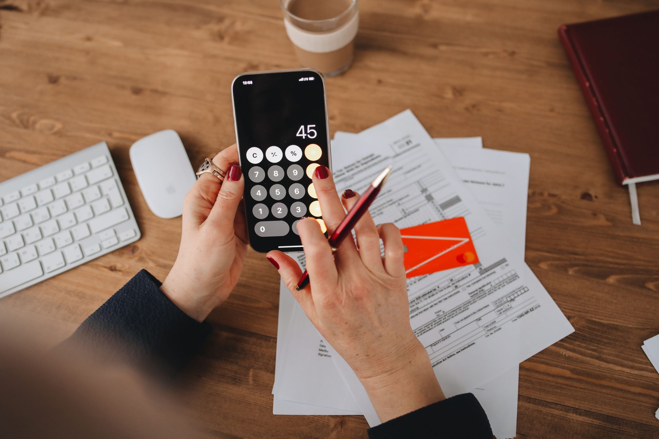 Mains utilisant une calculatrice sur smartphone