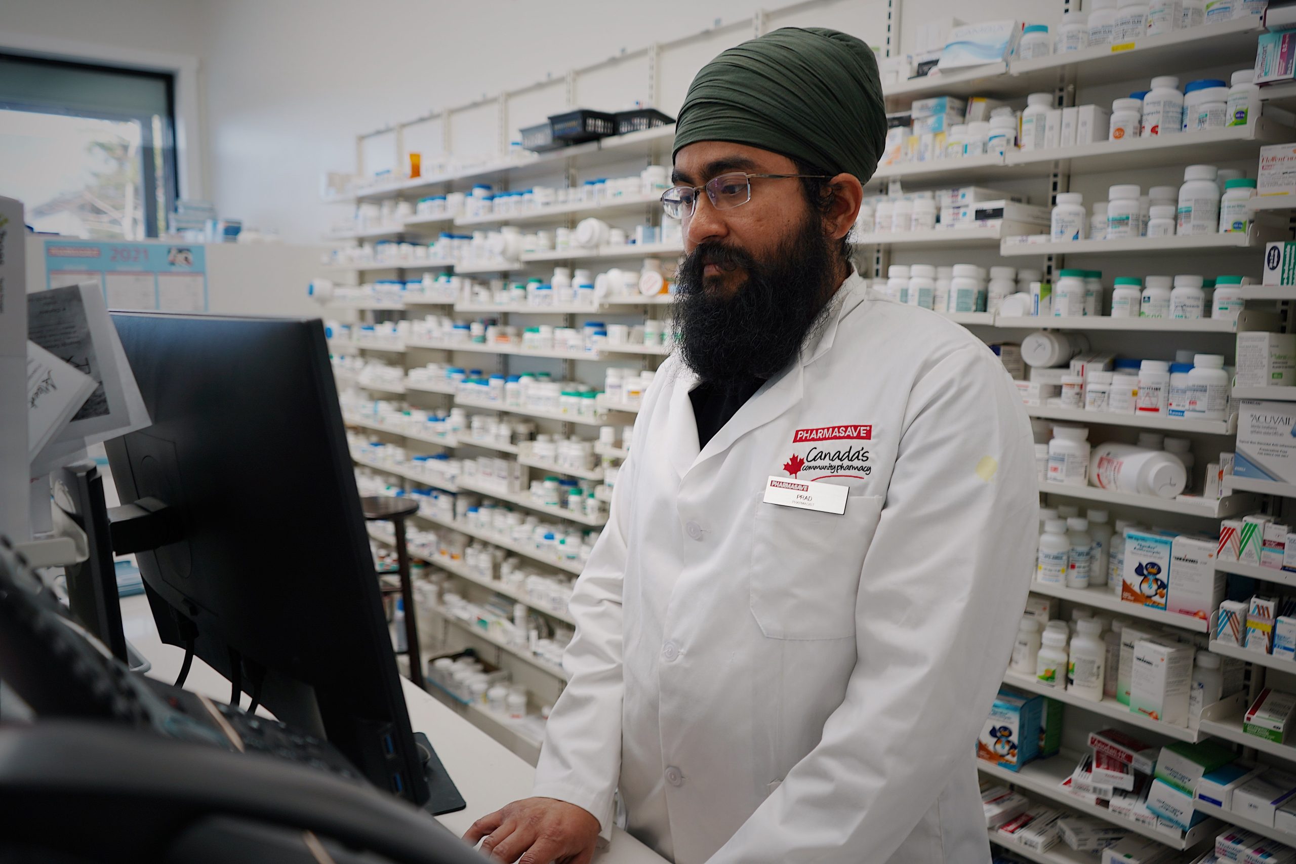 Pharmacien travaillant à l'ordinateur en officine