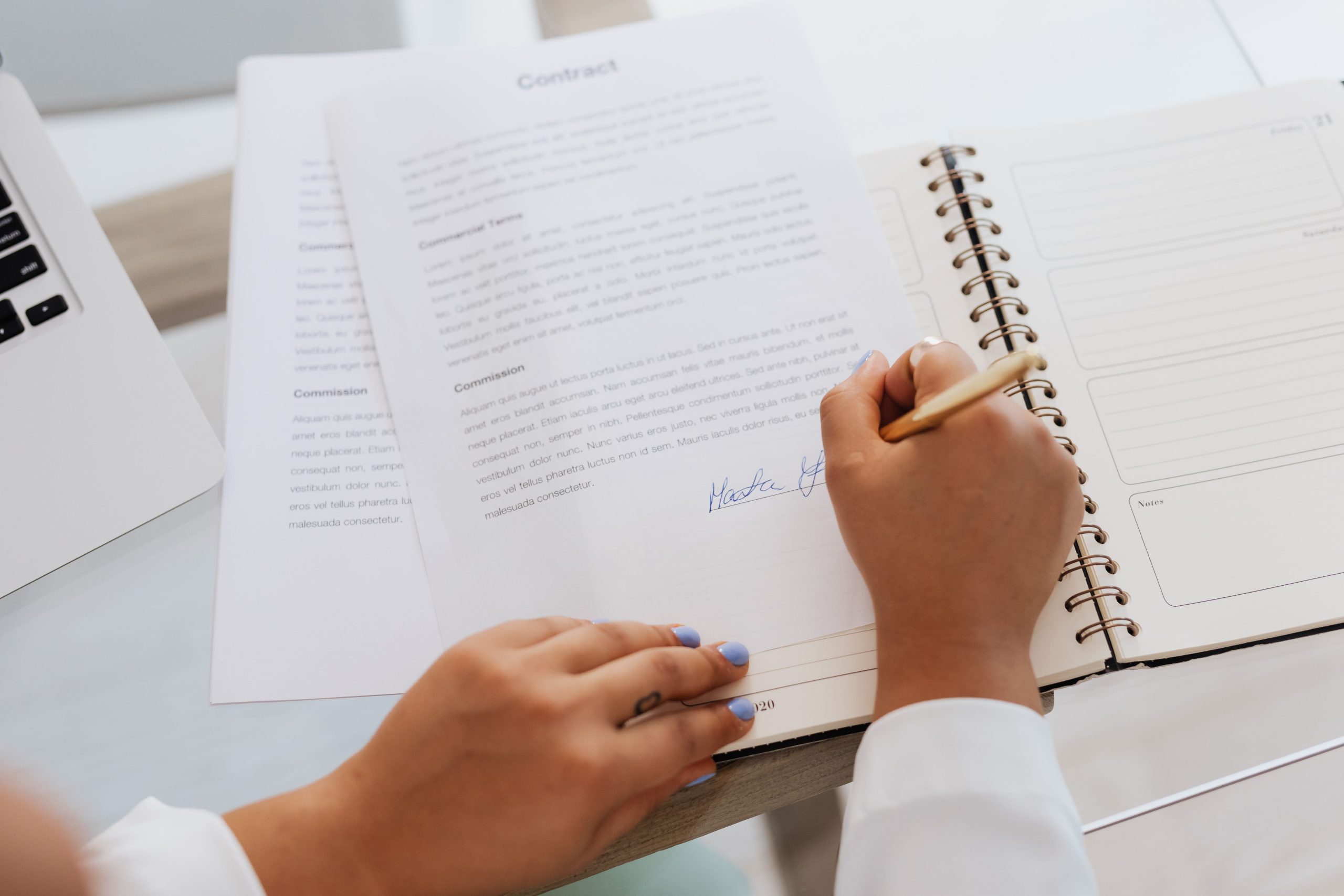 Signature de contrat sur bureau professionnel